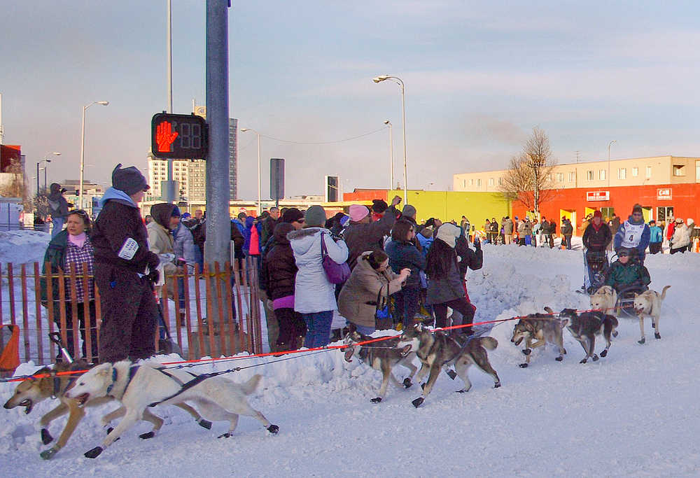 Ceremonial Iditarod start brings crowds in Anchorage