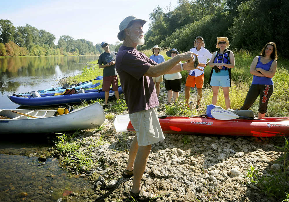 ADVANCE FOR WEEKEND EDITIONS, SEPT. 5-6 - In this photo taken Thursday, Aug. 27, 2015, Jeff Mitchell, a retired ecology teacher from Philomath High School, teaches about freshwater mussels during a morning stop along the Willamette River near Corvallis, Ore. (Andy Cripe/The Corvallis Gazette-Times via AP) MANDATORY CREDIT