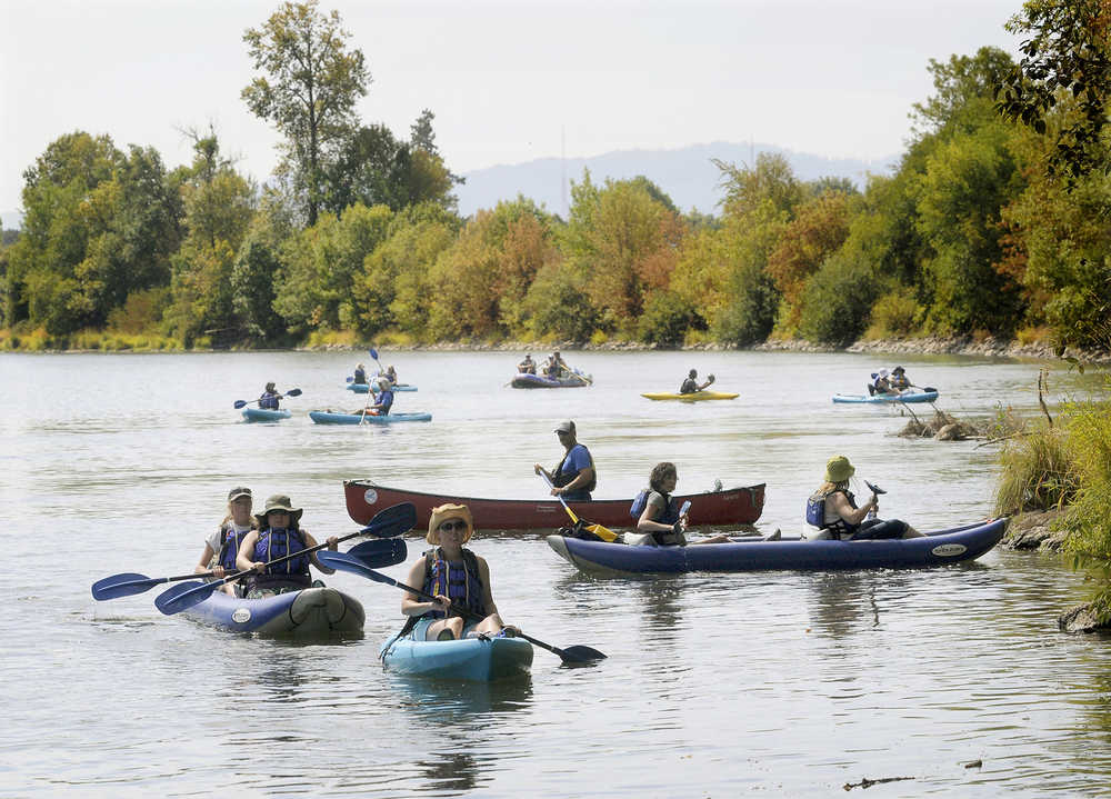 ADVANCE FOR WEEKEND EDITIONS, SEPT. 5-6 - In this photo taken Thursday, Aug. 27, 2015, elementary school teachers, who took part in an education program coordinated by the Institute of Applied Ecology, paddle canoes along the Willamette River near Corvallis, Ore. (Andy Cripe/The Corvallis Gazette-Times via AP) MANDATORY CREDIT