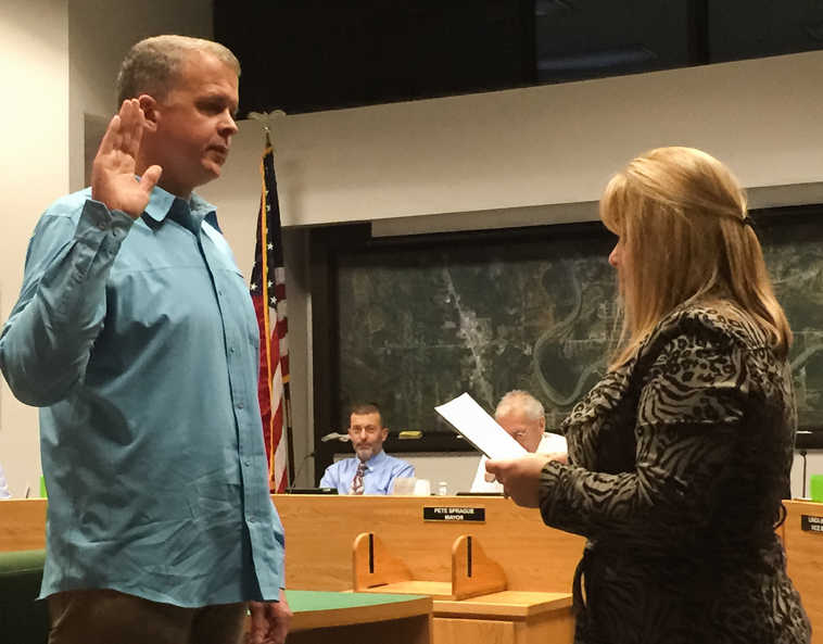 Photo by Rashah McChesney/Peninsula Clarion Timothy Cashman Jr. is sworn in by Soldotna City Clerk Shellie Saner after the council voted 4-1 to appoint him to a vacant seat on Tuesday Nov. 10, 2015 in Soldotna, Alaska.