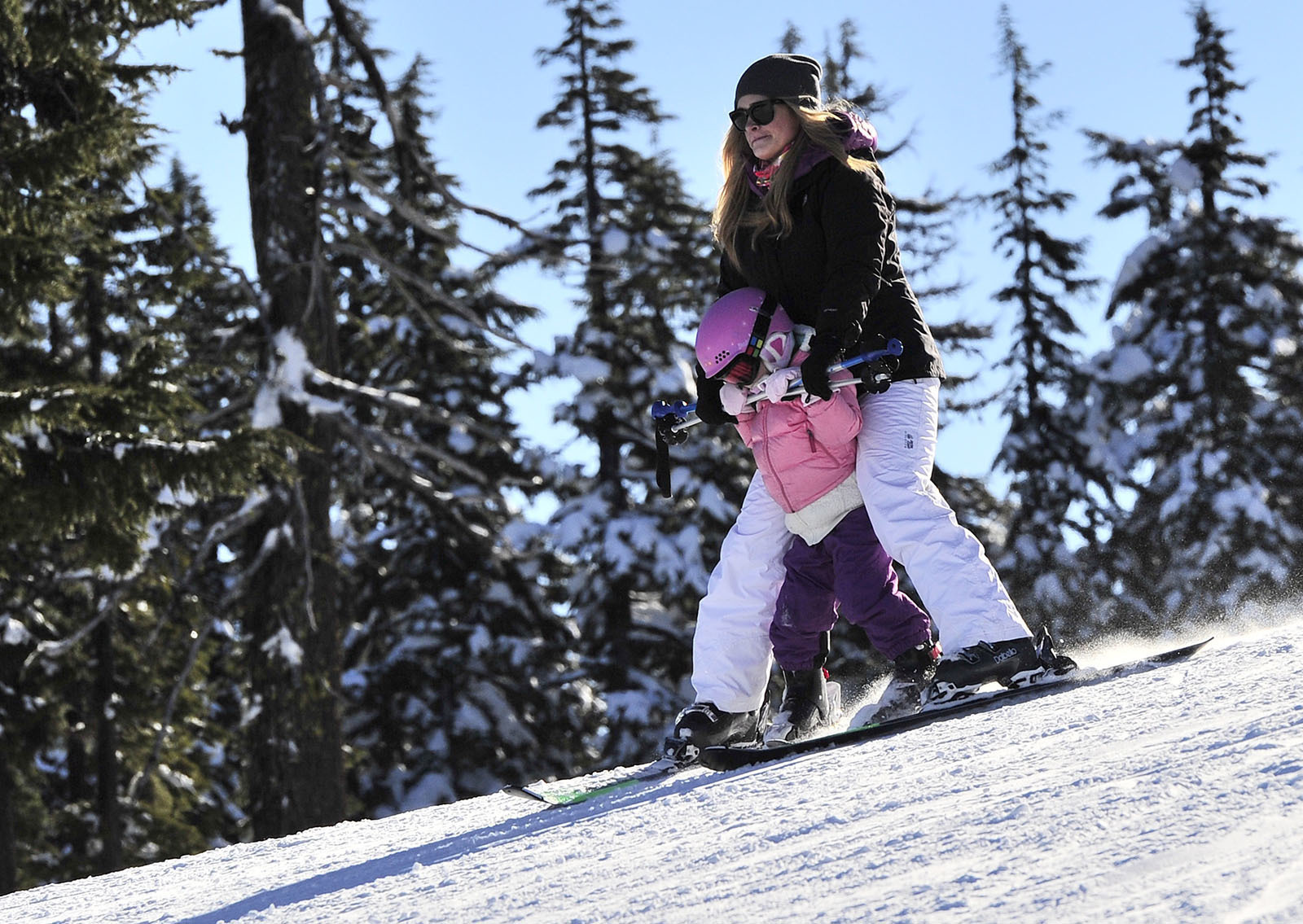 ADVANCE FOR USE SATURDAY, JAN. 21 - In this Sunday, Jan. 15, 2017, Marisa Paine skis with her daughter Carys Paine, 5, near the base of Sunshine Accelerator ski lift at Mount Bachelor in Bend, Ore. (Ryan Brennecke/The Bulletin via AP)
