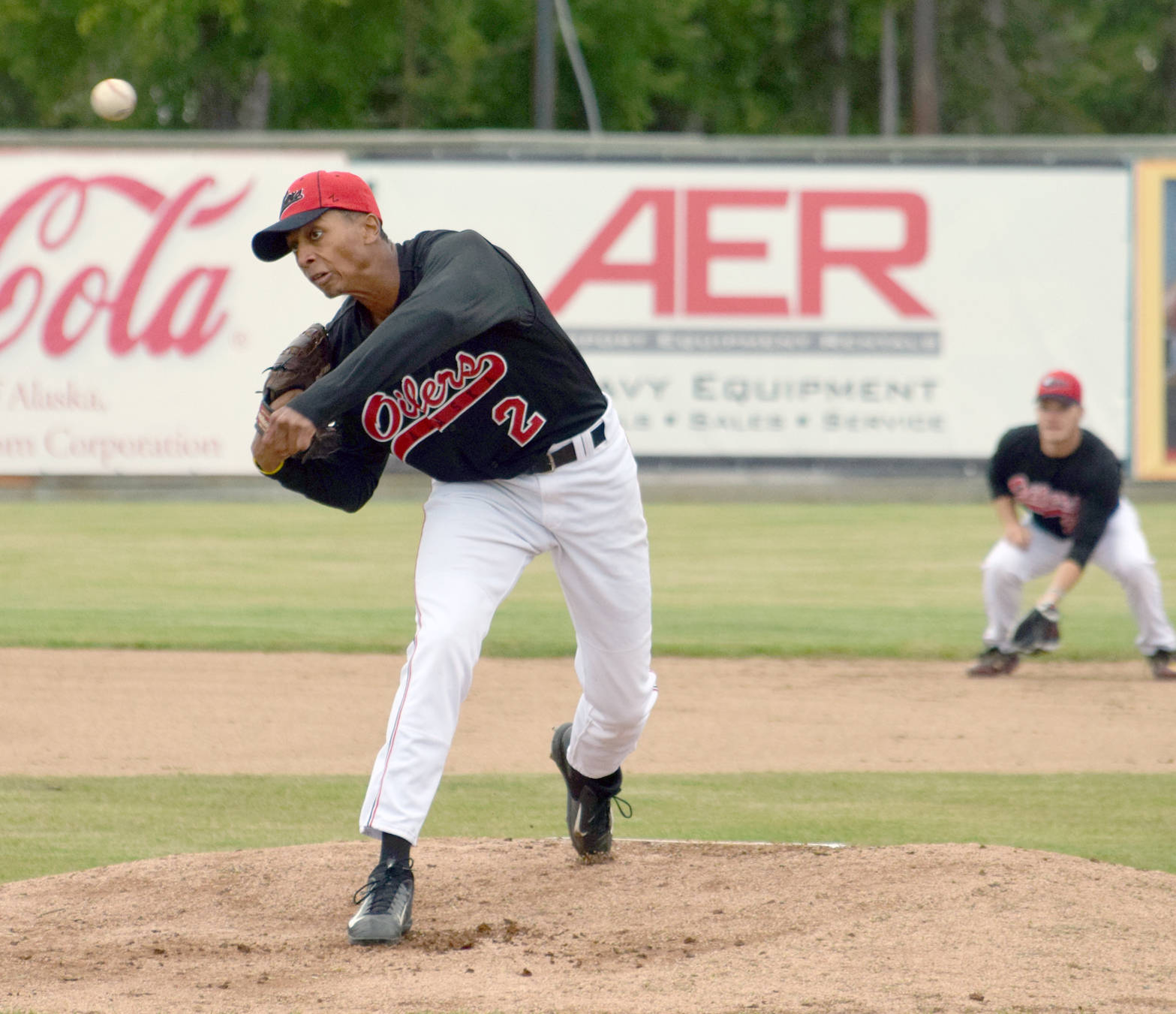 Raymond Kerr delivers a pitch to the Anchorage Glacier Pilots on June 2, 2017, at Coral Seymour Memorial Park in Kenai. (Photo by Jeff Helminiak/Peninsula Clarion)
