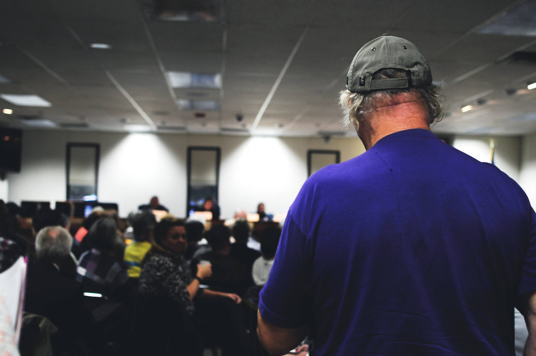 An attendee at the Central Kenai Peninsula League of Women Voters’ forum asks a question to the panel of candidates for Kenai Peninsula Borough Assembly and borough mayor Wednesday, Sept. 13, 2017 in Soldotna, Alaska. (Photo by Elizabeth Earl/Peninsula Clarion)