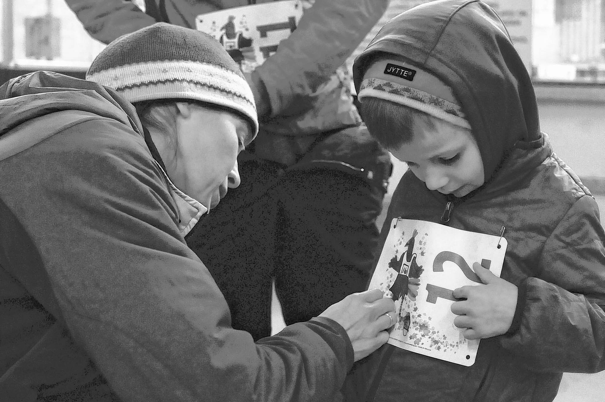 Carly Reimer pins a bib on her son Gus Reimer, 4, for the 1-mile run at the Turkey Trot run held at the Soldotna Regional Sports Complex on Thursday in Soldotna. (Photo by Elizabeth Earl/Peninsula Clarion)