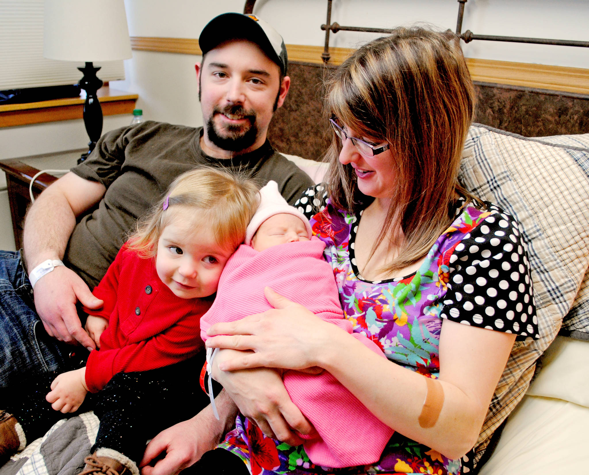 Chelsea Samora holds daughter Zoe Central Peninsula Hosptial’s first baby of the New Year born on Jan. 3, 2018, while Zoe’s sister, Olivia, and father, Derek, sit alongside them. (Photo by Kat Sorensen/Peninsula Clarion)