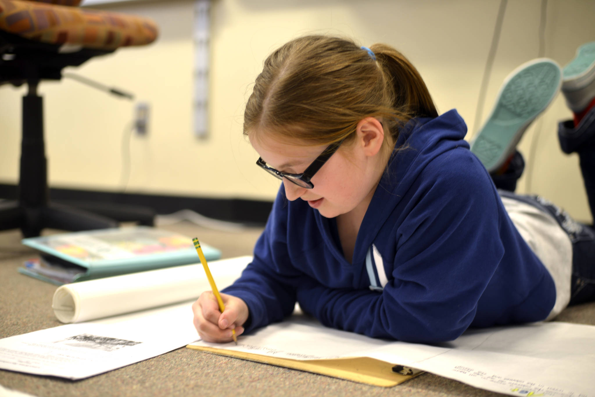 Students in Kristine Barnes’ fifth-grade class at Nikiski North Star Elementary spent their class period drawing a timeline of the American Revolution as part of Nikiski North Star Unplugs, a week without screens and technology. (Photo by Kat Sorensen/Peninsula Clarion)