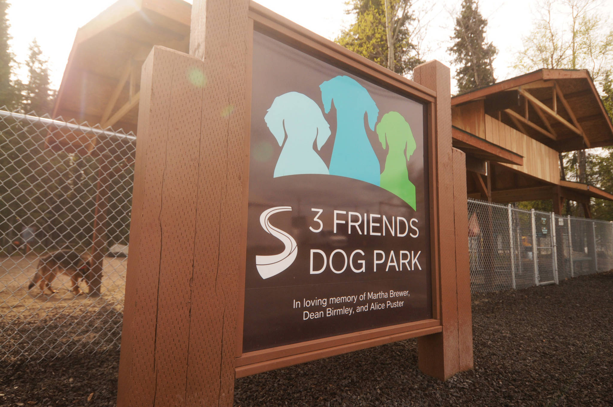 The sign for the 3 Friends Dog Park stands in front of the park’s new rain and snow shelter on Monday, May 23, 2018 in Soldotna, Alaska. (Photo by Elizabeth Earl/Peninsula Clarion)