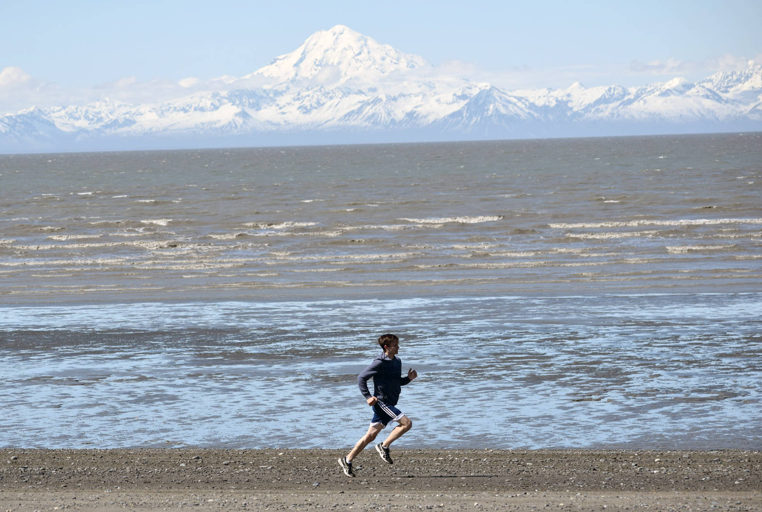 Jode Sparks runs to victory in the 10-mile men’s run at the Mouth to Mouth Wild Run and Ride on Monday at the Kenai beach. (Photo by Jeff Helminiak/Peninsula Clarion)