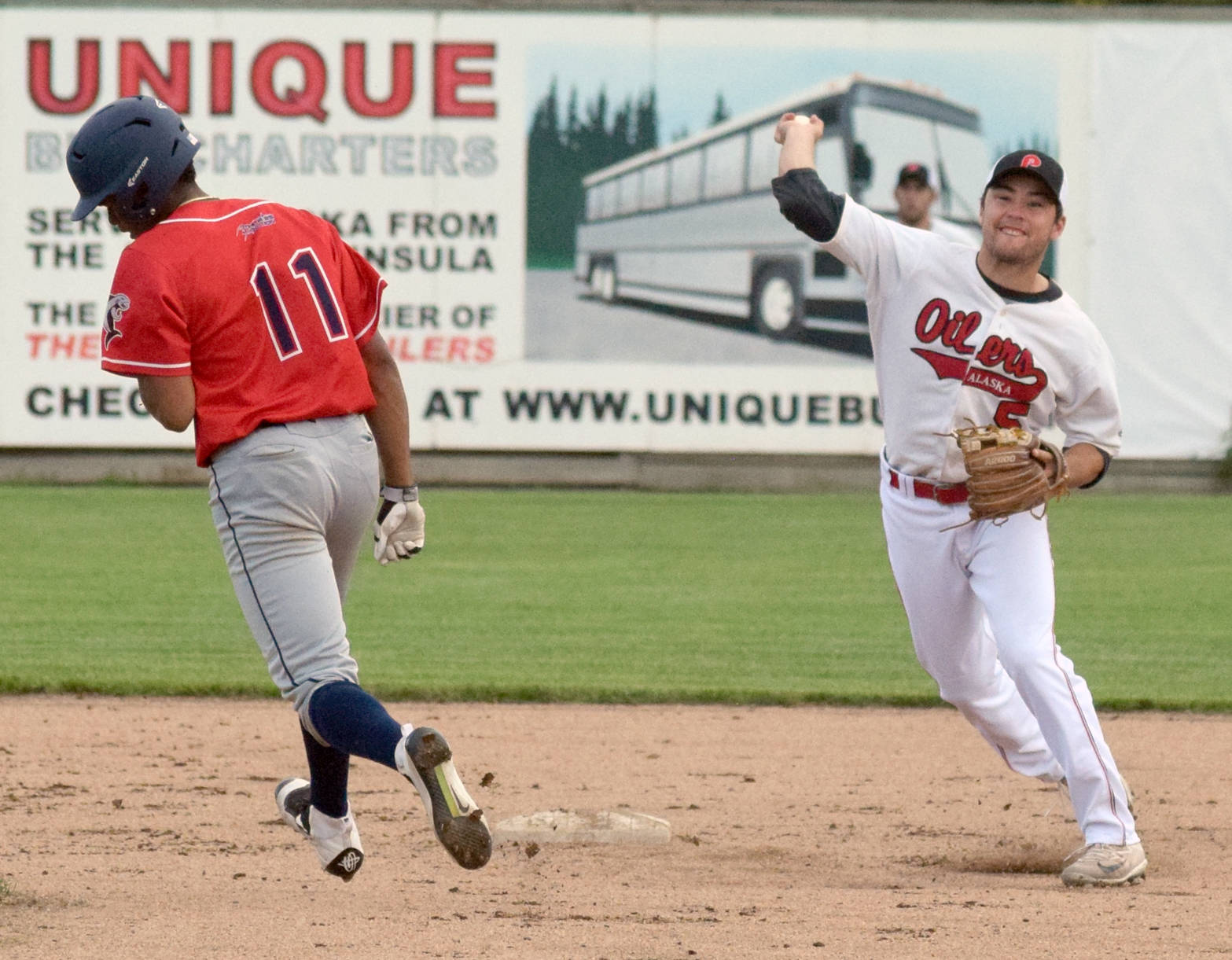 Oilers steamroll Chinooks to reach 10th win