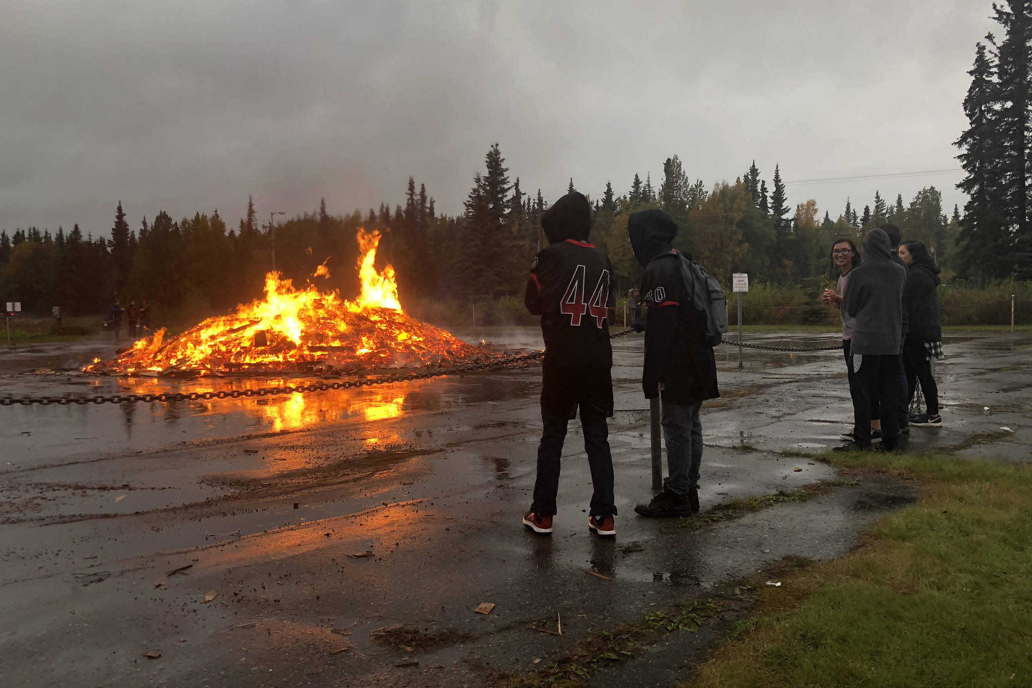 Heavy showers didn’t keep students at Kenai Central High School from celebrating homecoming on Friday in Kenai. (Photo by Victoria Petersen/Peninsula Clarion)