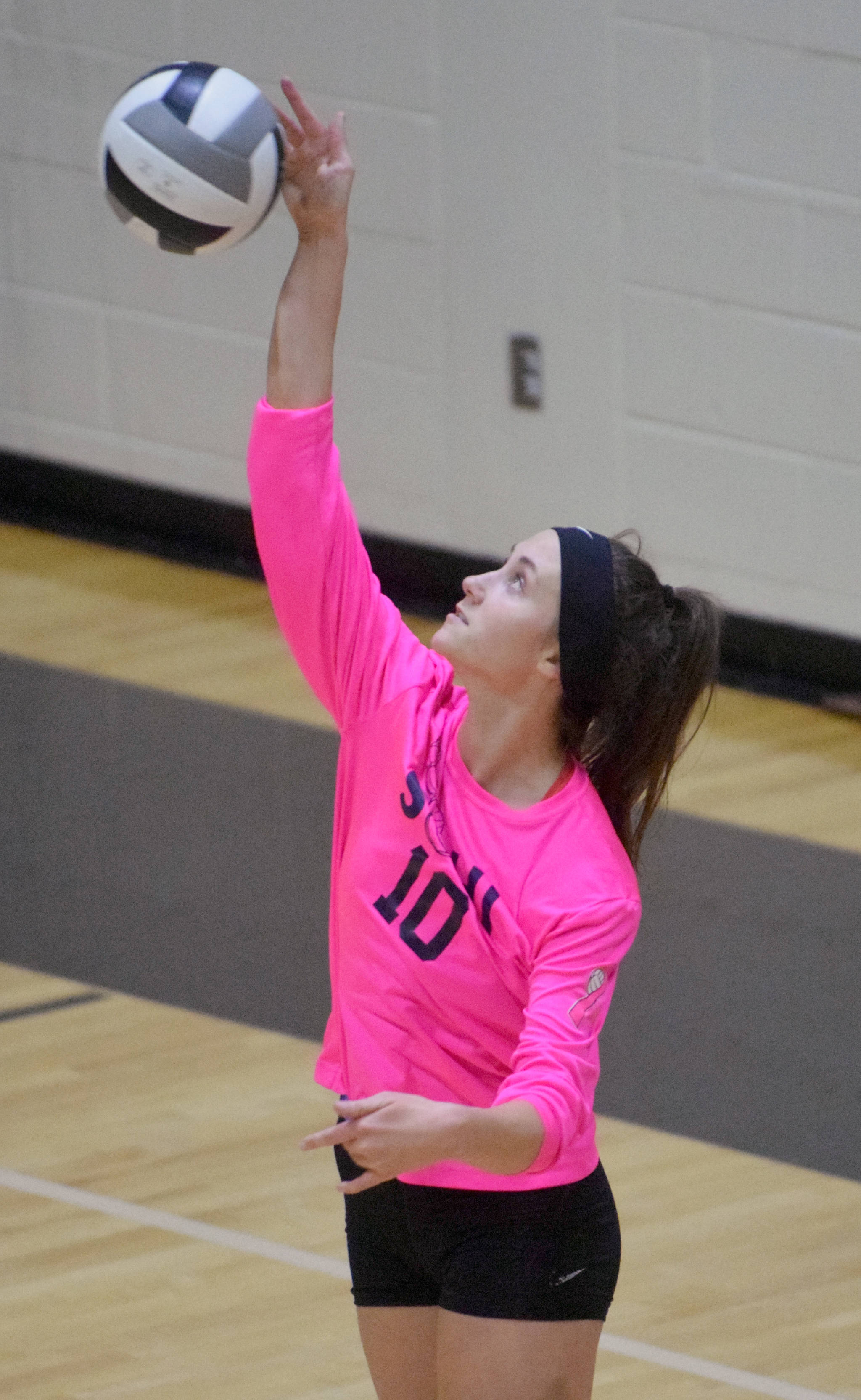 Soldotna senior Aliann Schmidt serves to Nikiski on Tuesday, Oct. 16, 2018, at Nikiski High School. (Photo by Jeff Helminiak/Peninsula Clarion)