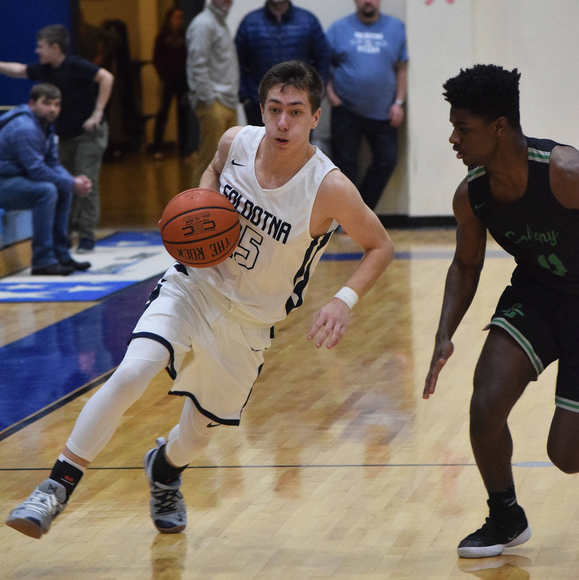 Soldotna’s Jersey Truesdell races by Colony’s Saaren Wright Jan. 18, 2019, at Soldotna High School. (Photo by Joey Klecka/Peninsula Clarion)