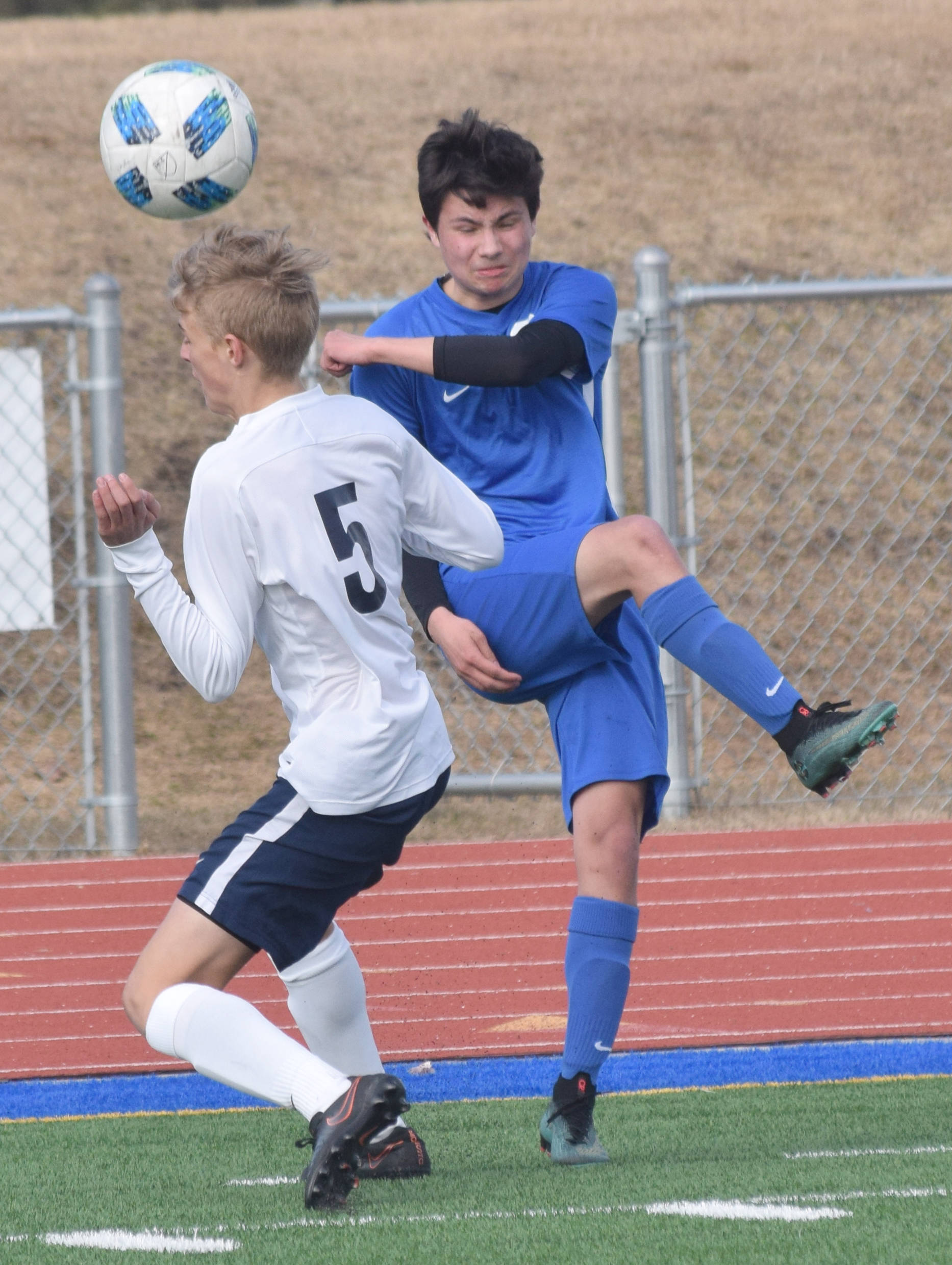 Homer’s Austin Cline and Soldotna’s Trenton O’Reagan battle for the ball Tuesday at Soldotna High School in Soldotna. (Photo by Jeff Helminiak/Peninsula Clarion)