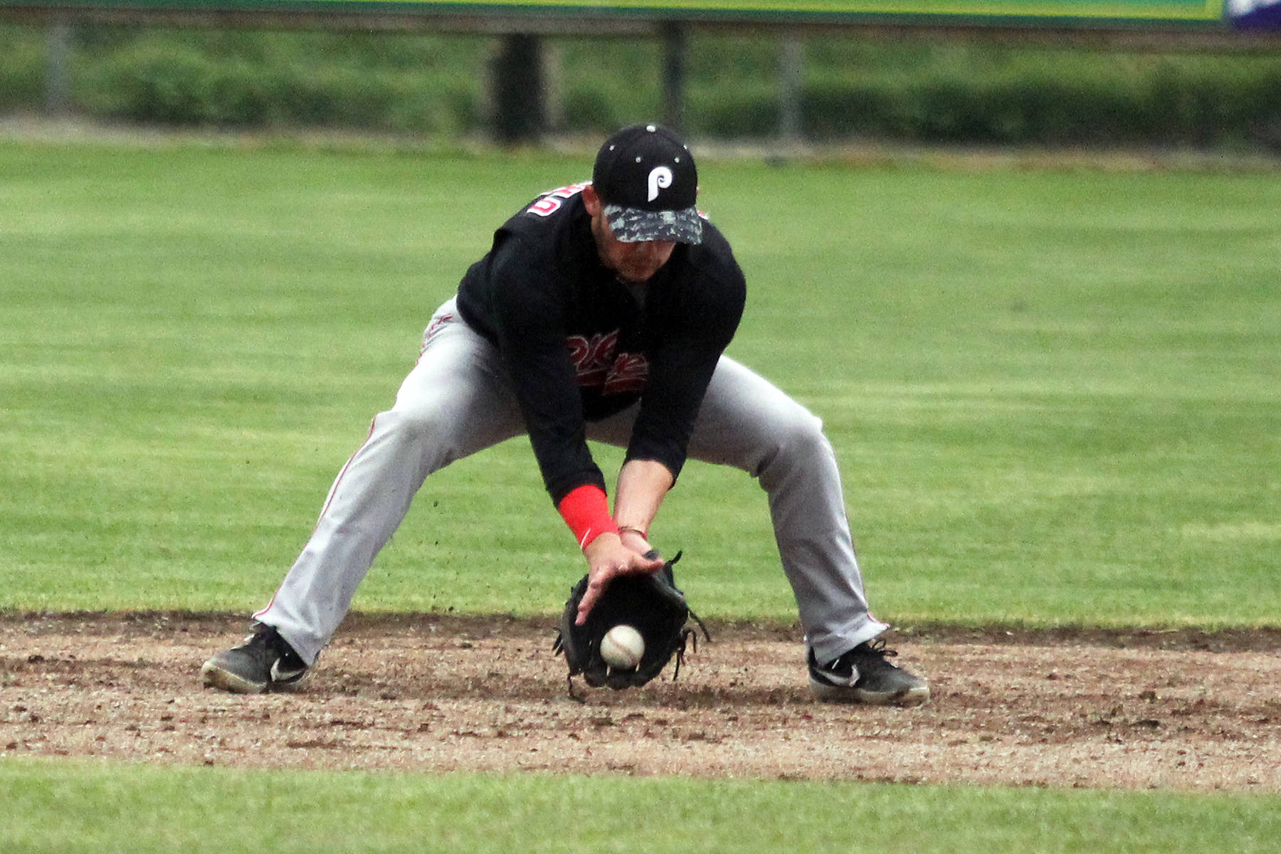 Oilers infielder Victor Carlino fields a ball at second during an 8-4 loss to the Mat-Su Miners. (Photo by Jeremiah Bartz/Mat-Su Valley Frontiersman)