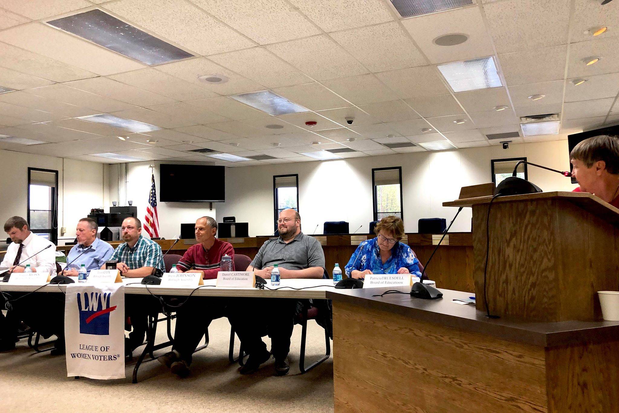 Sammy Crawford, a board member with the League of Women Voters, asks assembly and school board candidates questions at a forum held in on Thursday, Sept. 19 in Soldotna, ahead of the Oct. 1 municipal election. (Photo by Victoria Petersen/Peninsula Clarion)