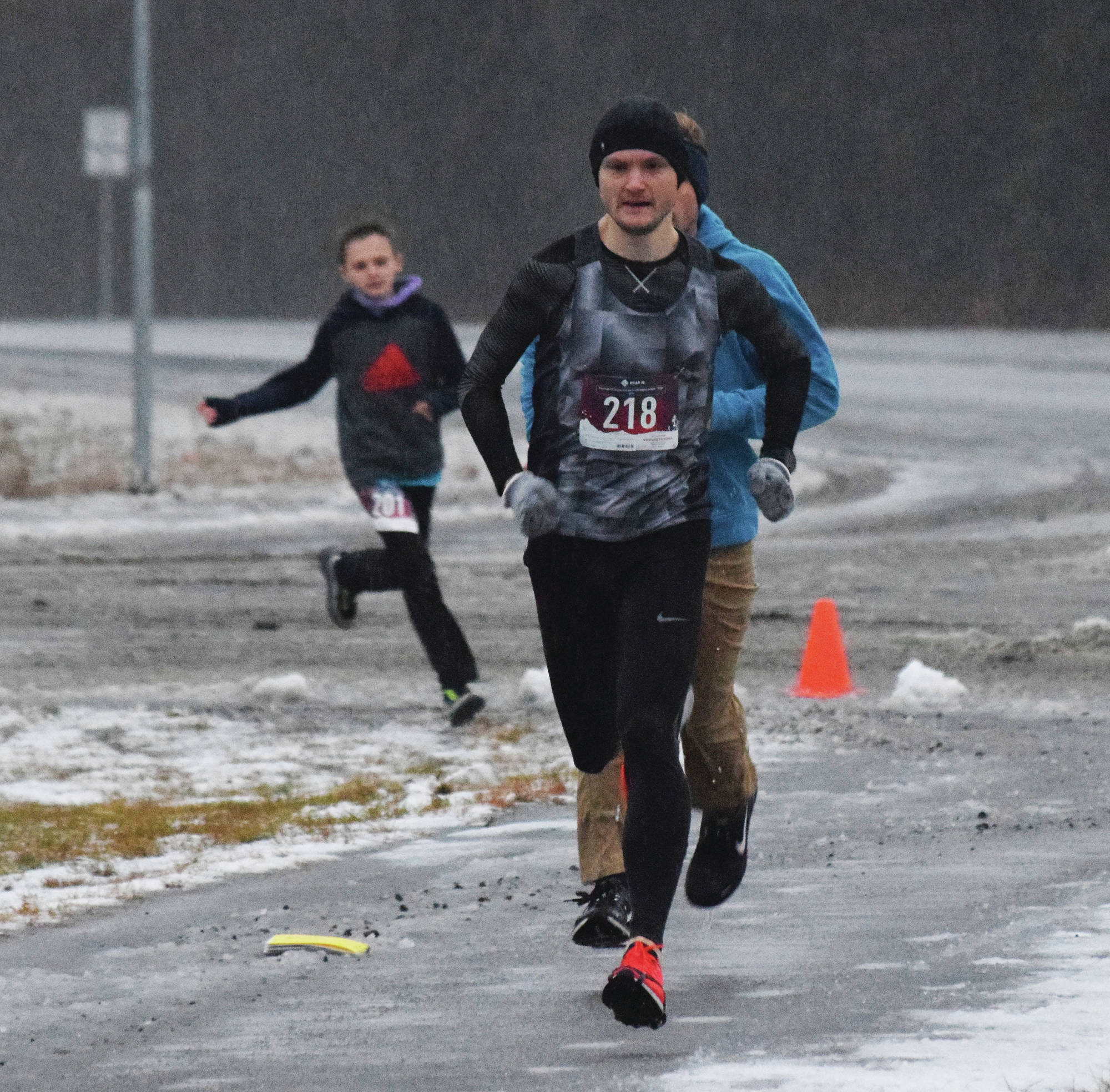 Race leader Jason Parks gets off to a fast start Thursday, Nov. 28, 2019, at the Turkey Trot in Soldotna, Alaska. (Photo by Joey Klecka/Peninsula Clarion)