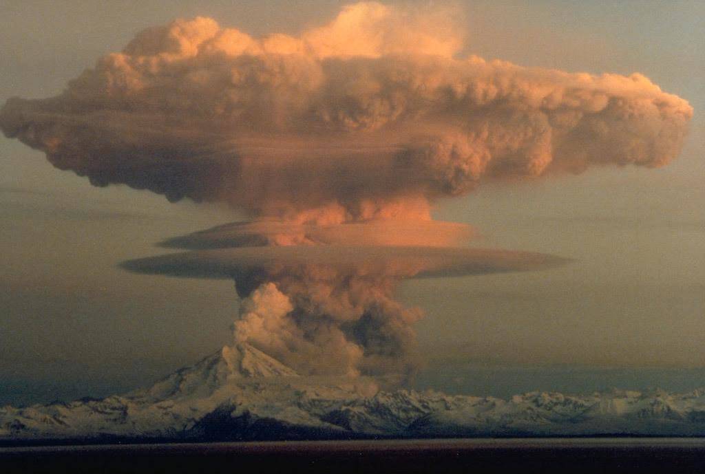 Photo courtesy of Alaska Volcano Observatory                                Redoubt erupting April 27, 1990.