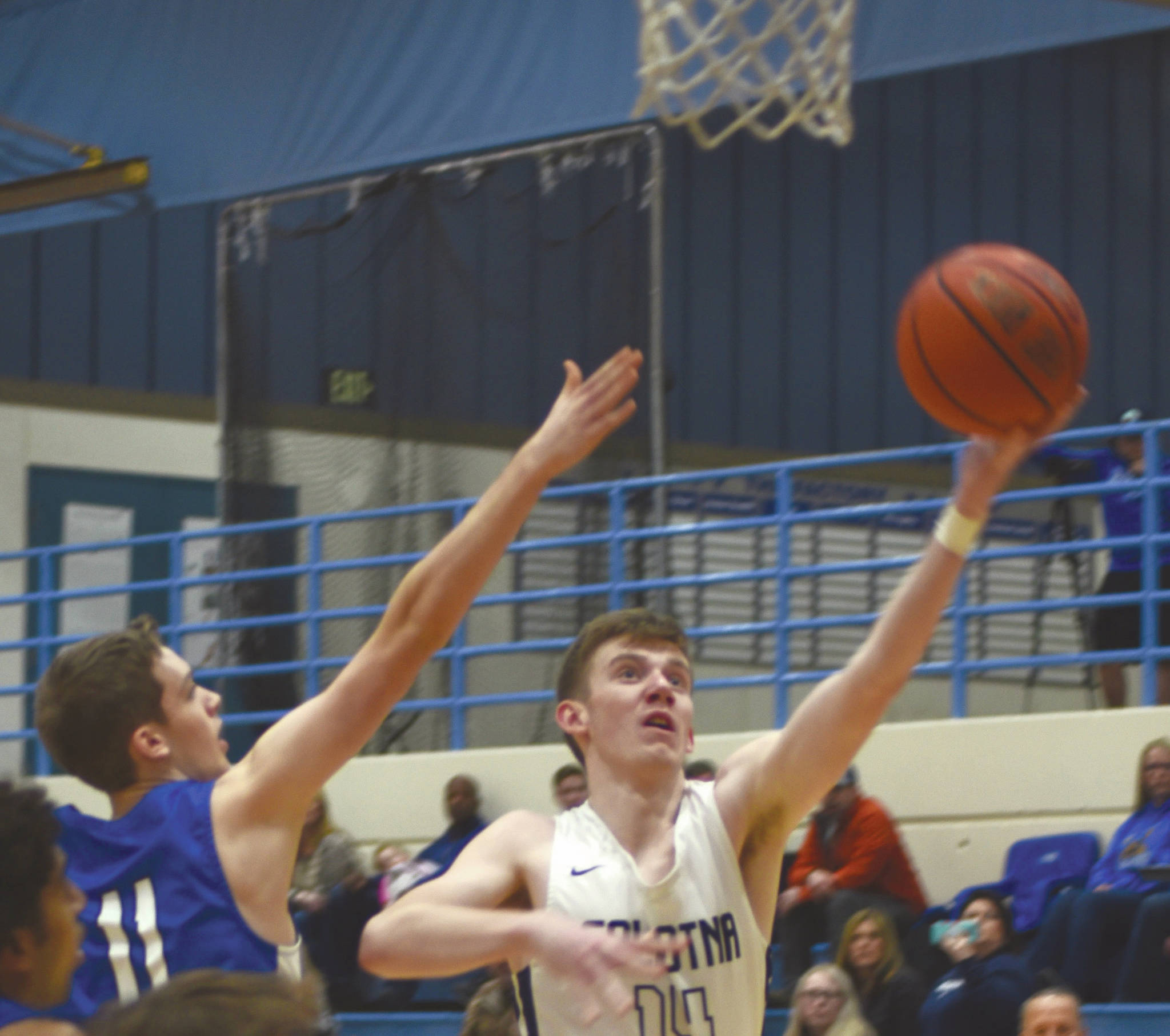 Soldotna’s Ray Chumley drives on Palmer’s Shea Halberg on Saturday, Jan. 25, 2020, at Soldotna High School in Soldotna, Alaska. (Photo by Elizabeth Earl/For the Clarion)