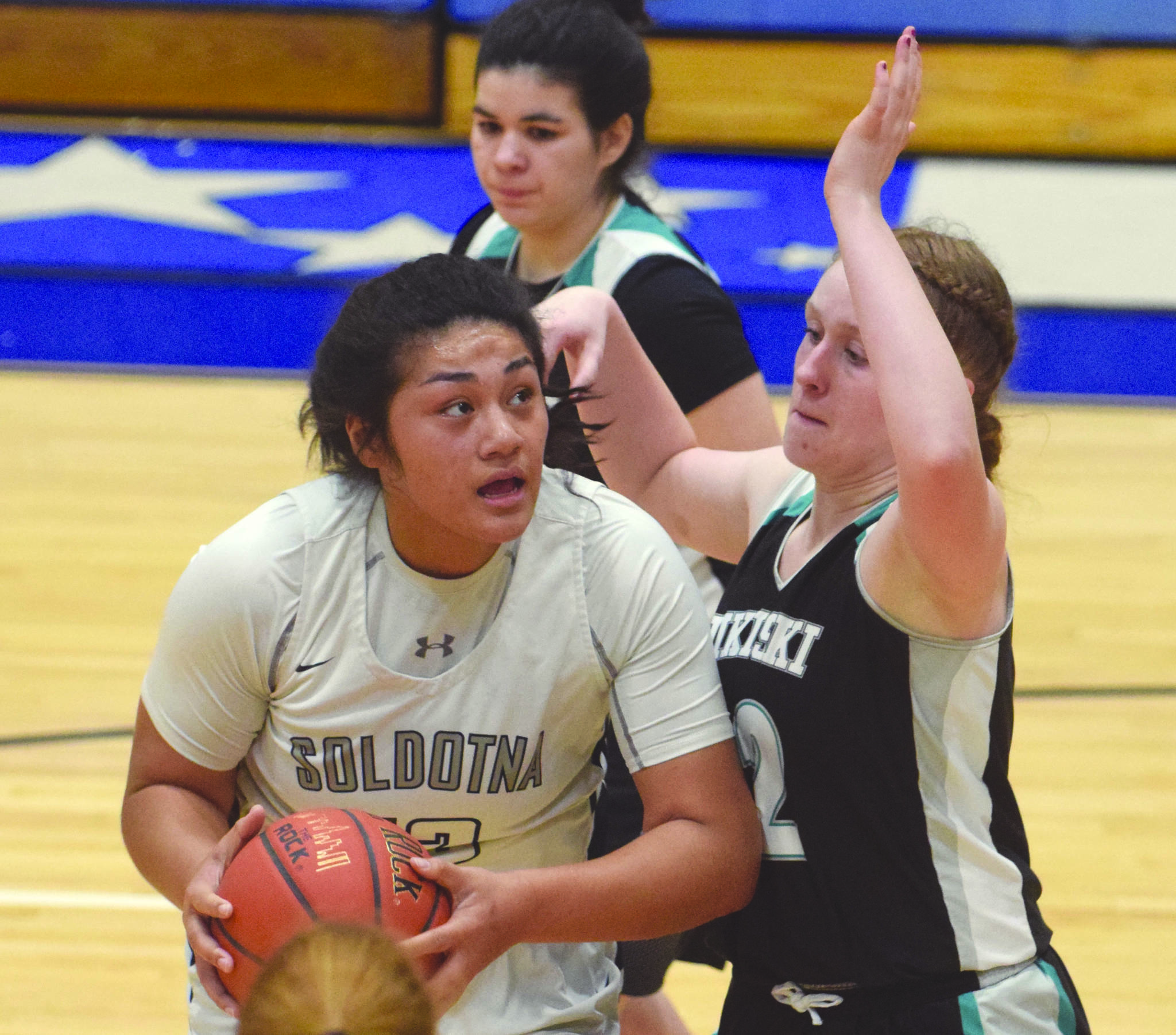 Soldotna’s Ituau Tuisaula powers up against Nikiski’s Kaycee Bostic on Tuesday, Jan. 21, 2020, at Soldotna High School in Soldotna, Alaska. (Photo by Jeff Helminiak/Peninsula Clarion)