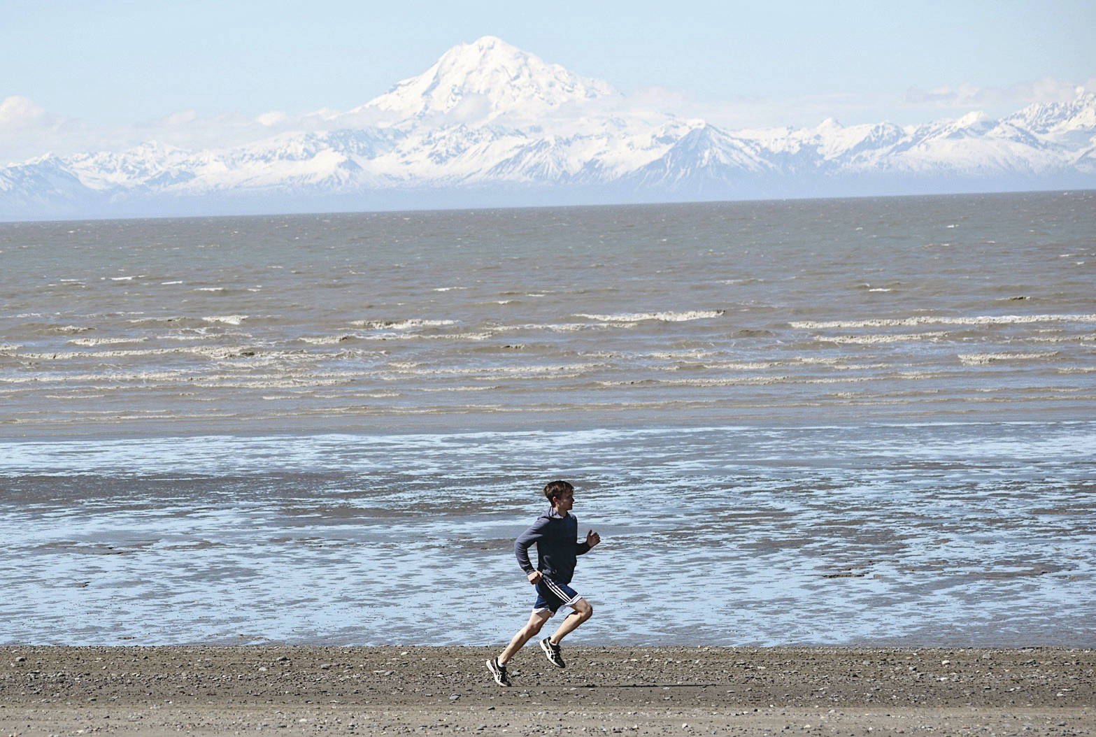 Jode Sparks runs to victory in the 10-mile men’s run at the Mouth to Mouth Wild Run and Ride on Monday, May 28, 2018, at the Kenai beach. (Photo by Jeff Helminiak/Peninsula Clarion)