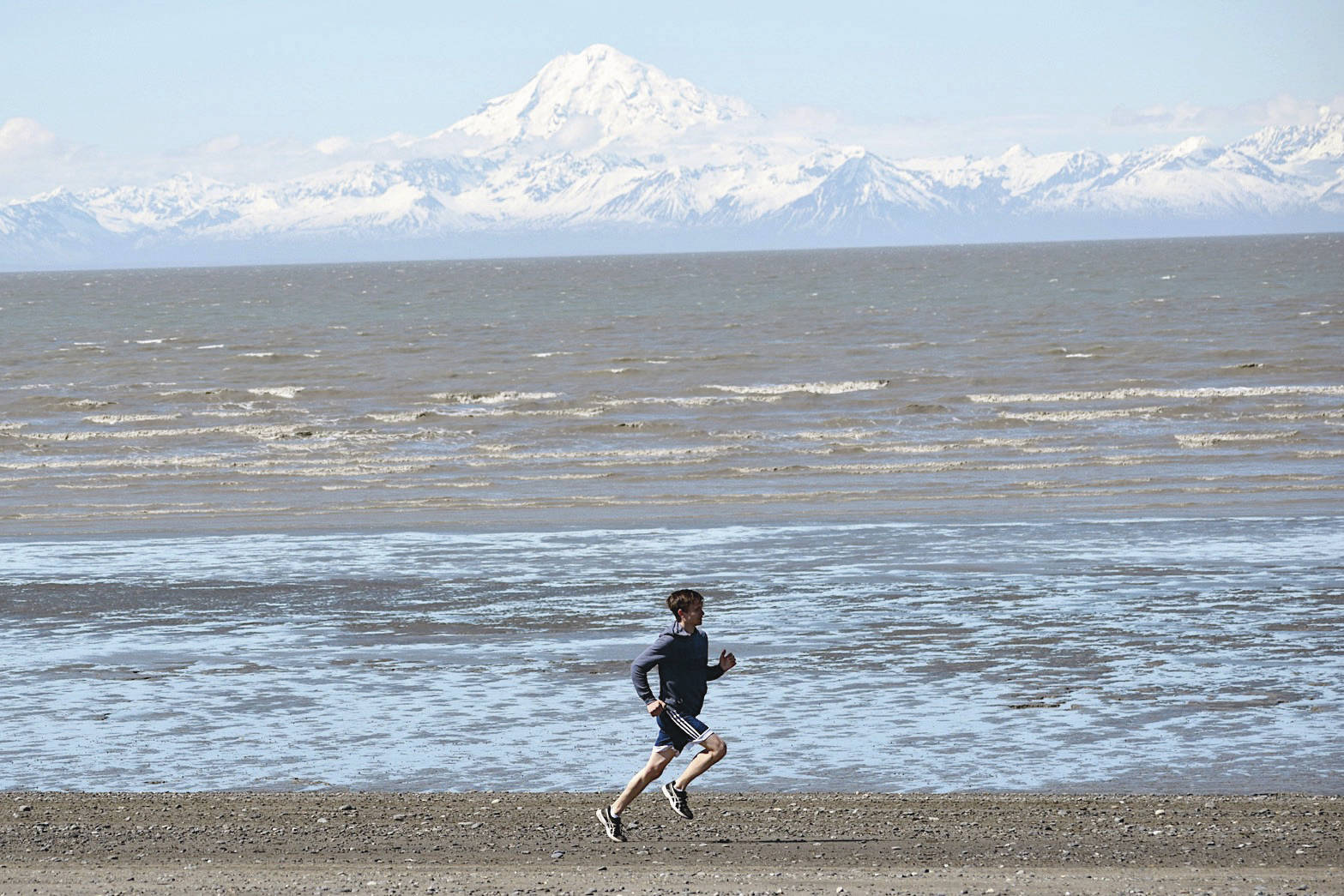 Jode Sparks runs to victory in the 10-mile men’s run at the Mouth to Mouth Wild Run and Ride on Monday, May 28, 2018, at the Kenai beach. (Photo by Jeff Helminiak/Peninsula Clarion)