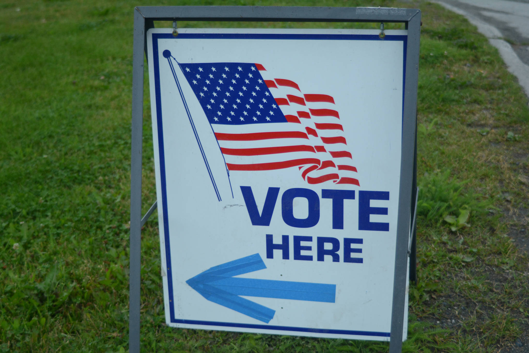 A sign shows people where to vote on Aug. 21, 2018, at the Homer Chamber of Commerce and Visitor Center in Homer, Alaska. (Photo by Michael Armstrong/Homer News)