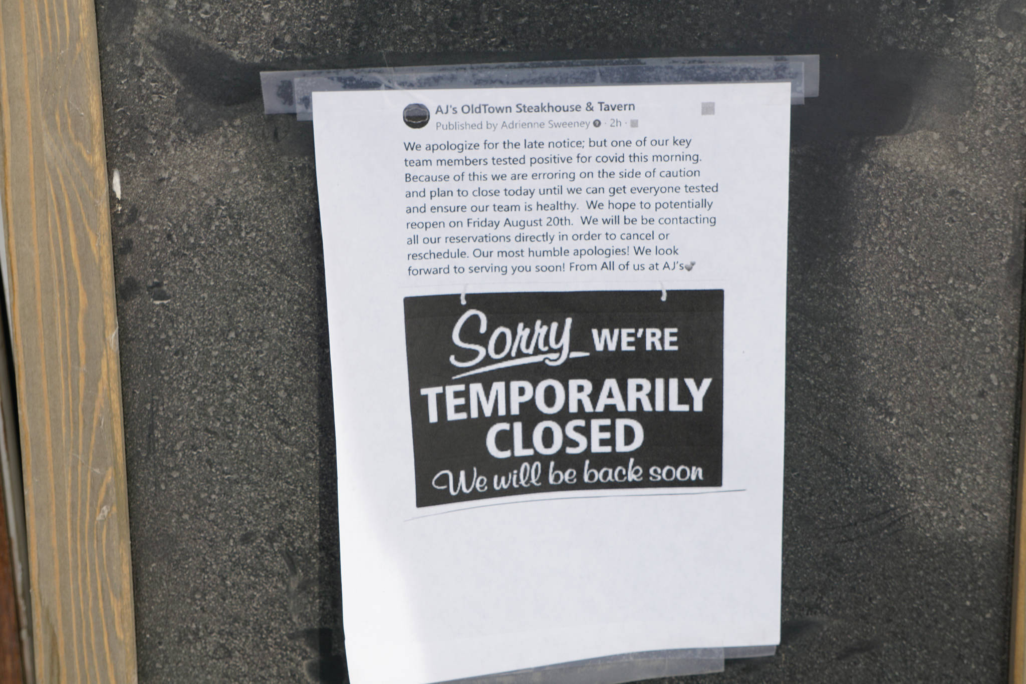 A sign at AJ’s OldTown Steakhouse & Tavern on Monday, Aug. 16, 2021, announces the closure of the Homer, Alaska, restaurant because of a positive COVID-19 test among a staff member. (Photo by Michael Armstrong/Homer News)