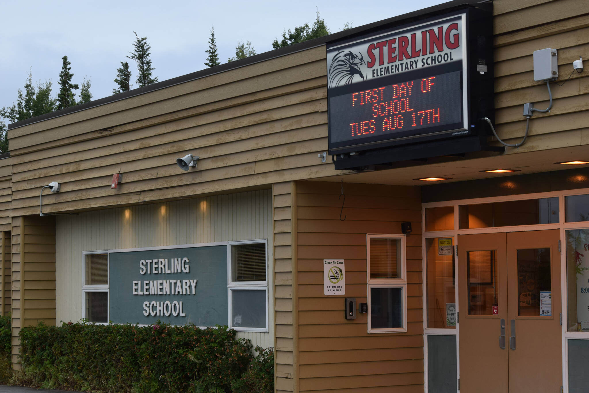 Sterling Elementary welcomes students on the first day of school on Tuesday, Aug. 17, 2021. (Camille Botello/Peninsula Clarion)
