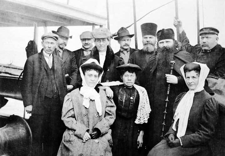An interesting collection of individuals comprise this group of passengers on the S.S. Dora in 1907. (Alaska State Library photo collection)