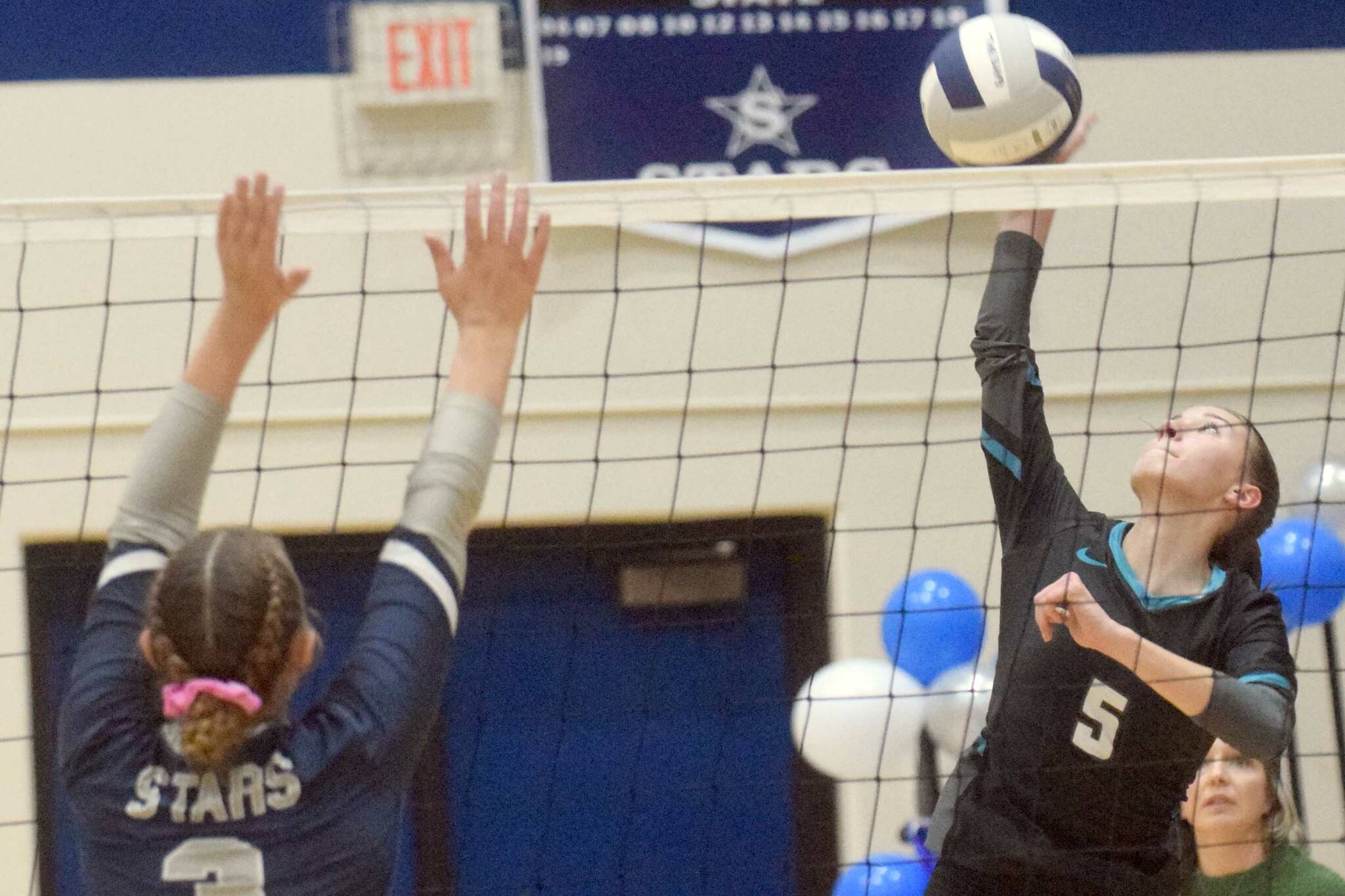 Nikiski's Rylee Ellis attacks against Soldotna's Ashlee Anderson on Thursday, Oct. 14, 2021, at Soldotna High School in Soldotna, Alaska. (Photo by Jeff Helminiak/Peninsula Clarion)