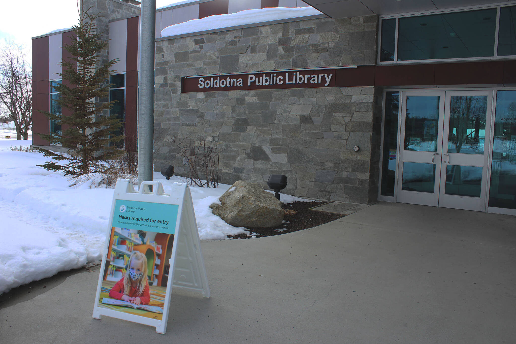 Signage indicates that face masks are required for entry to the Soldotna Public Library on March 25, 2021 in Soldotna, Alaska. The Soldotna City Council voted Wednesday to make mask-wearing optional in city facilities. (Ashlyn O’Hara/Peninsula Clarion)