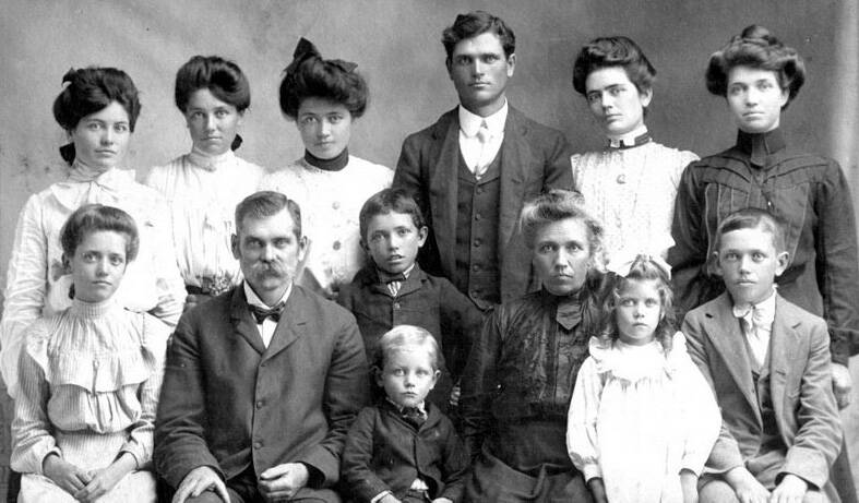 Photo courtesy of the David Family Collection
Arthur Davidsons familyIn about 1904, the full family of Arthur and Ellen Davidson (front row) posed for this family portrait. Miriam Davidson, the third born, is in the dark blouse on the right end of the back row; she is standing next to her older siblings, Cora and William.