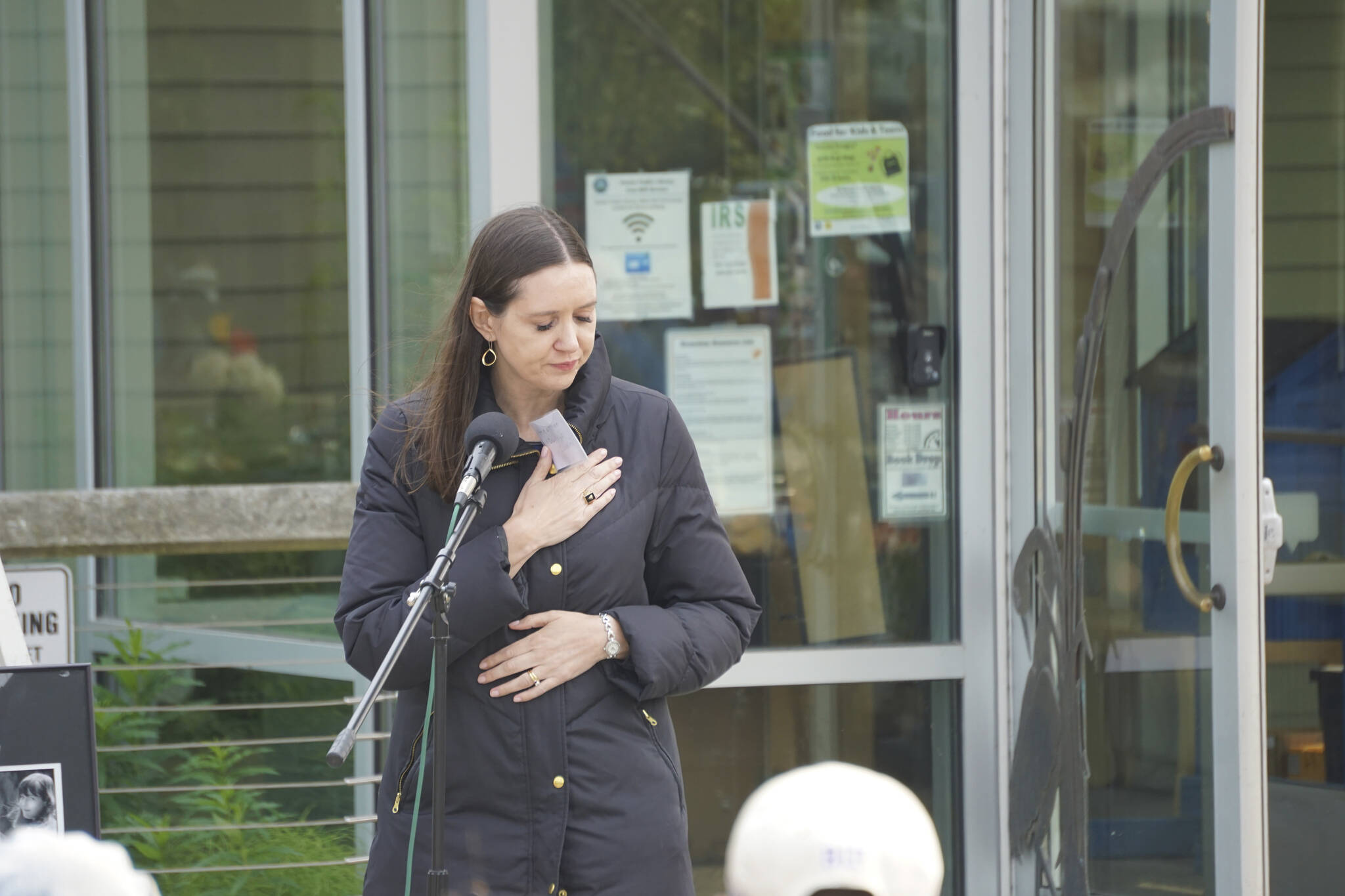 Heather Huelsman, a cousin of Anesha “Duffy” Murnane, speaks a memorial for Murnane and the dedication of the Loved & Lost Memorial Bench on Sunday, June 12, 2022, at the Homer Public Library in Homer, Alaska. (Photo by Michael Armstrong/Homer News)