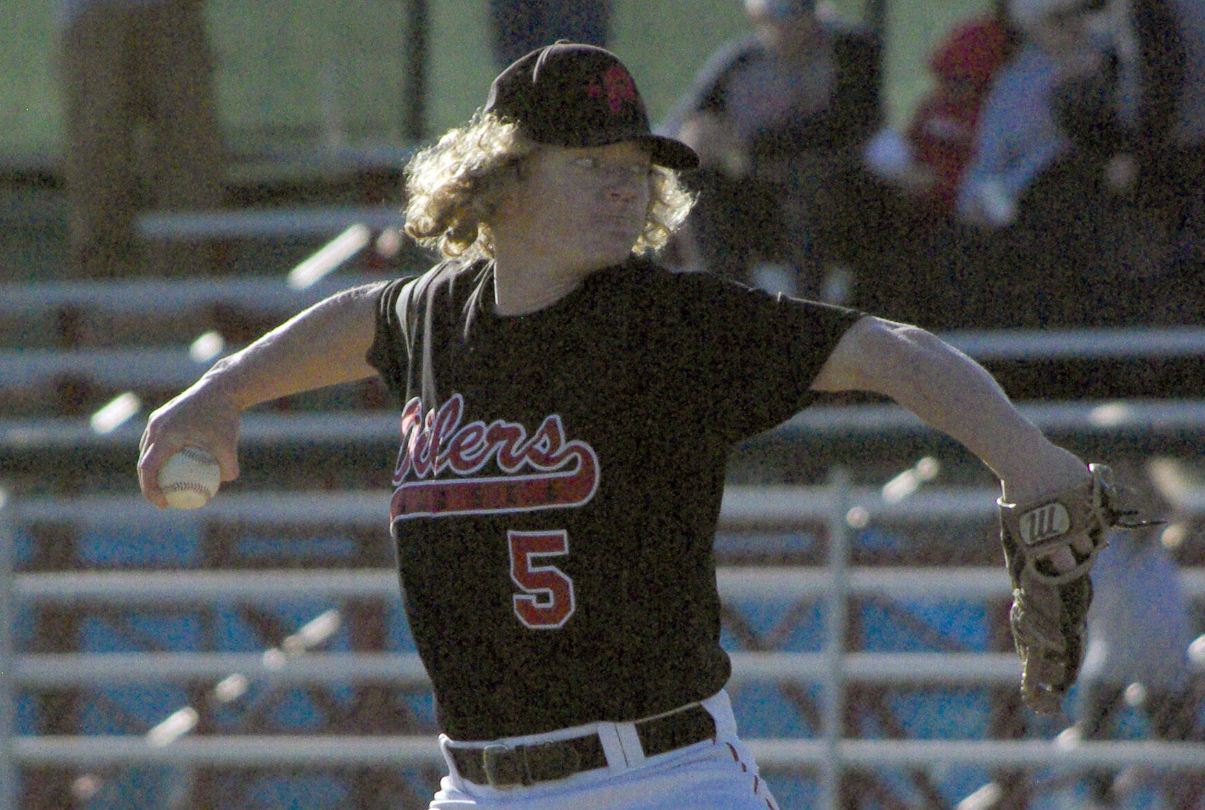 Peninsula Oilers reliever Mose Hayes delivers to the Anchorage Bucs on Friday, July 22, 2022, at Coral Seymour Memorial Park in Kenai, Alaska. (Photo by Jeff Helminiak/Peninsula Clarion)