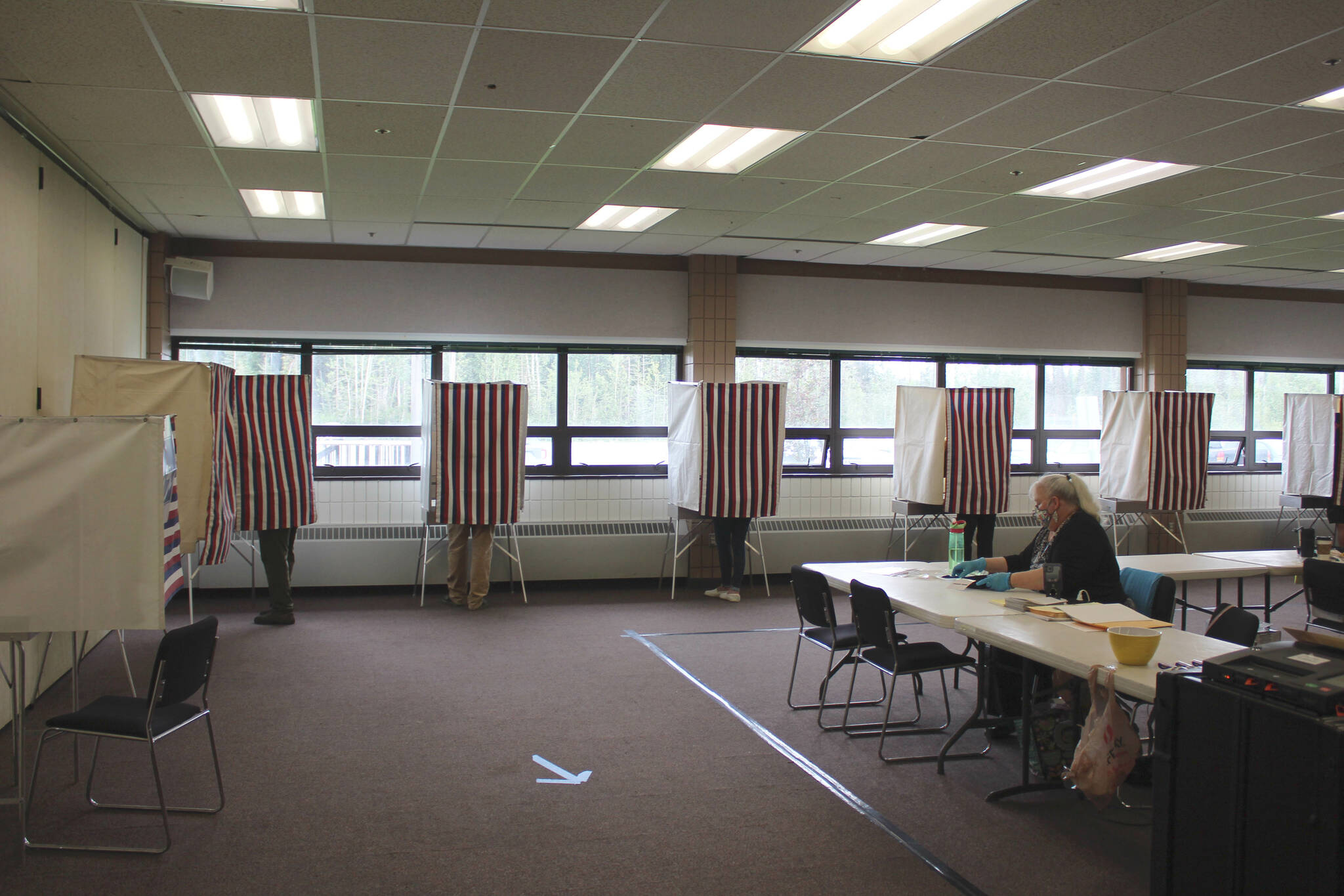 Voters cast ballots in Alaska’s special general and regular primary elections at the Soldotna Regional Sports Complex on Tuesday, Aug. 16, 2022 in Soldotna, Alaska. (Ashlyn O’Hara/Peninsula Clarion)