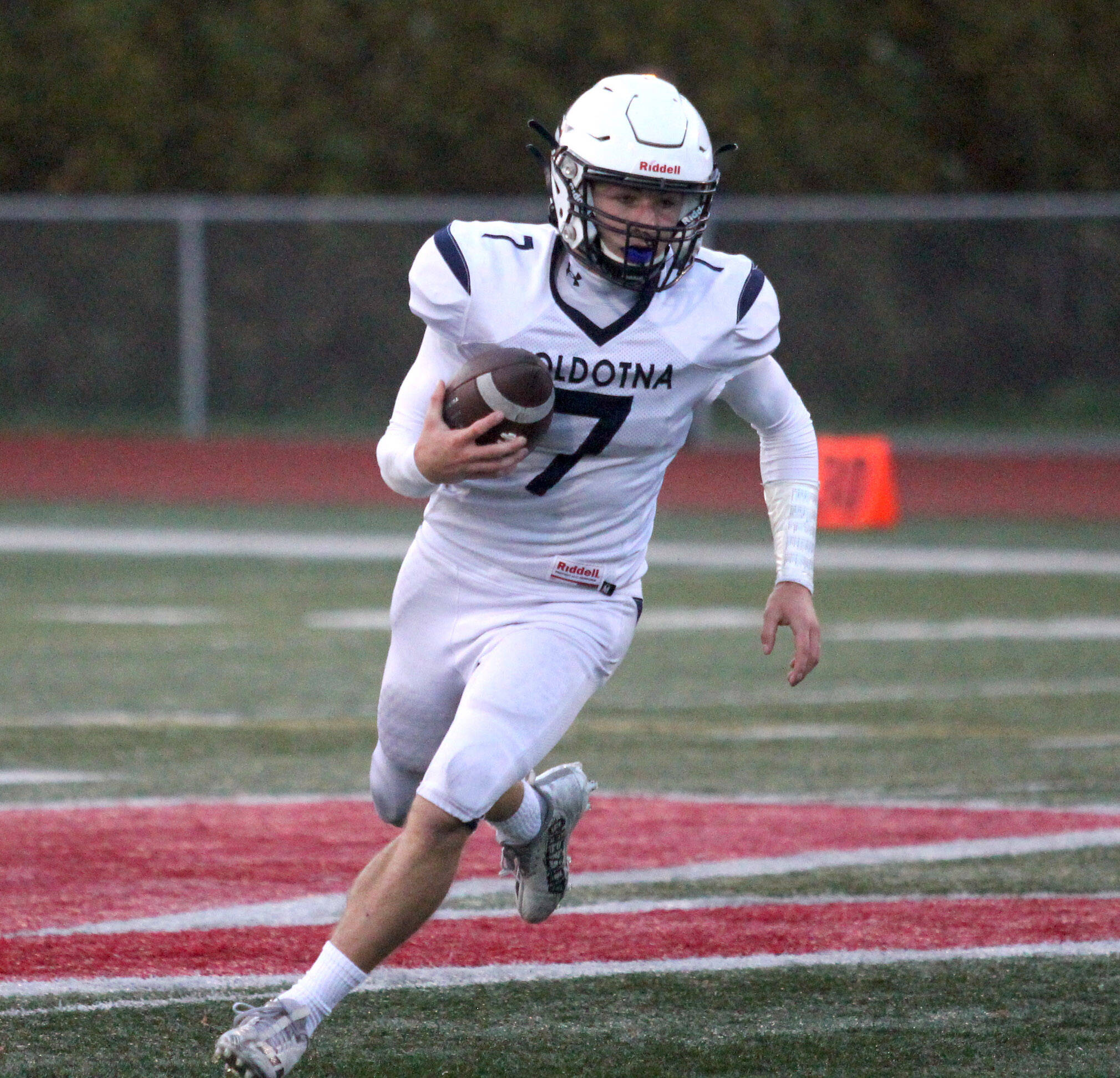 Soldotna’s Zac Buckbee rushes against Wasilla on Friday, Sept. 23, 2022, at Wasilla High School in Wasilla, Alaska. (Photo by Jeremiah Bartz/Frontiersman)