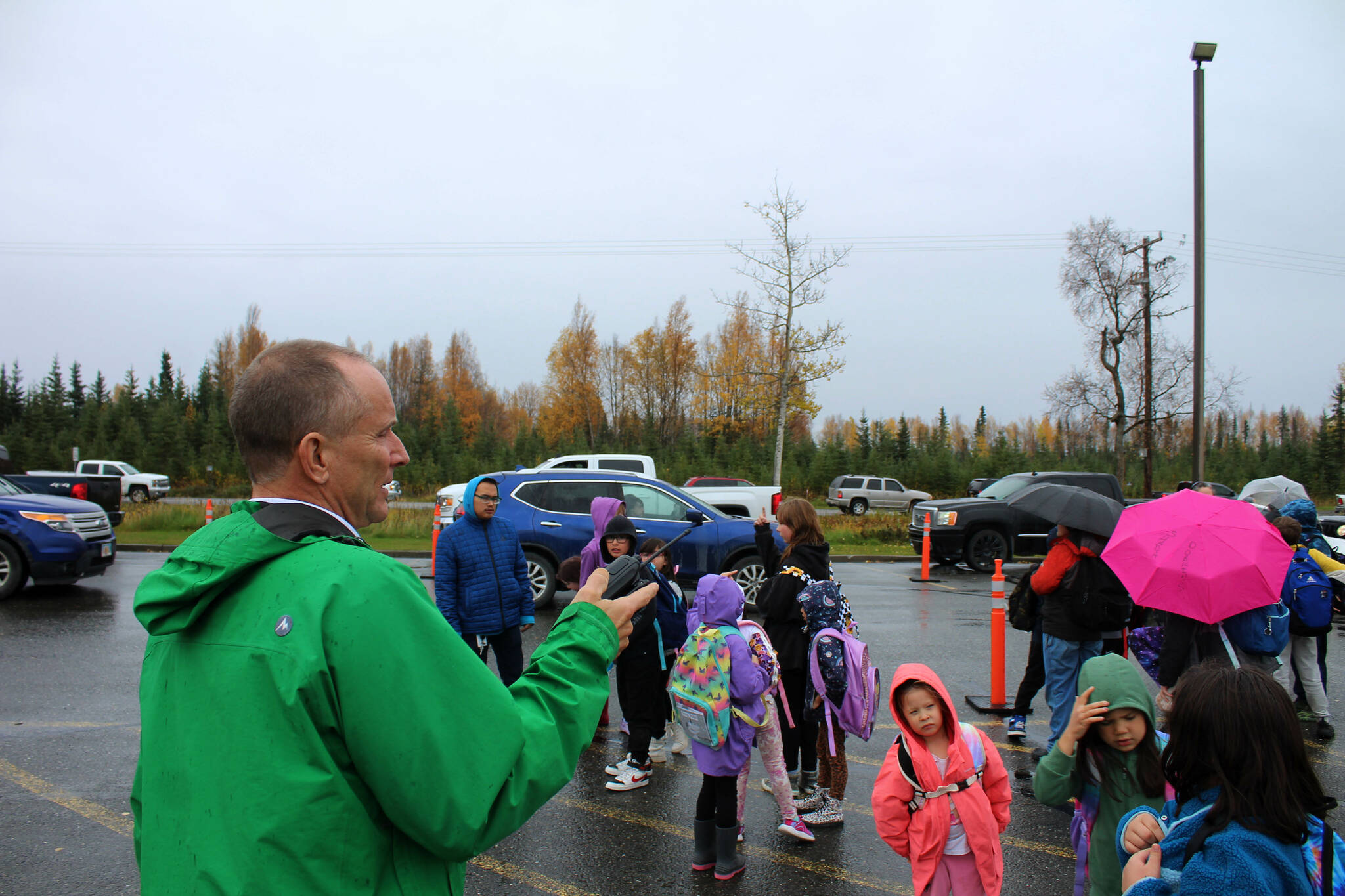 Mountain View Elementary School Principal Karl Kircher (green) helps direct student pick up traffic at the end of the school day on Thursday, Sept. 29, 2022, in Kenai, Alaska. (Ashlyn O’Hara/Peninsula Clarion)
