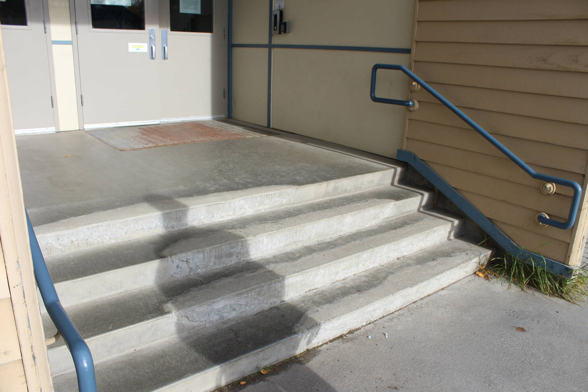 Concrete steps effected by spalling lead to the front entrance of Soldotna Elementary School on Friday, Sept. 30, 2022. (Ashlyn O’Hara/Peninsula Clarion)