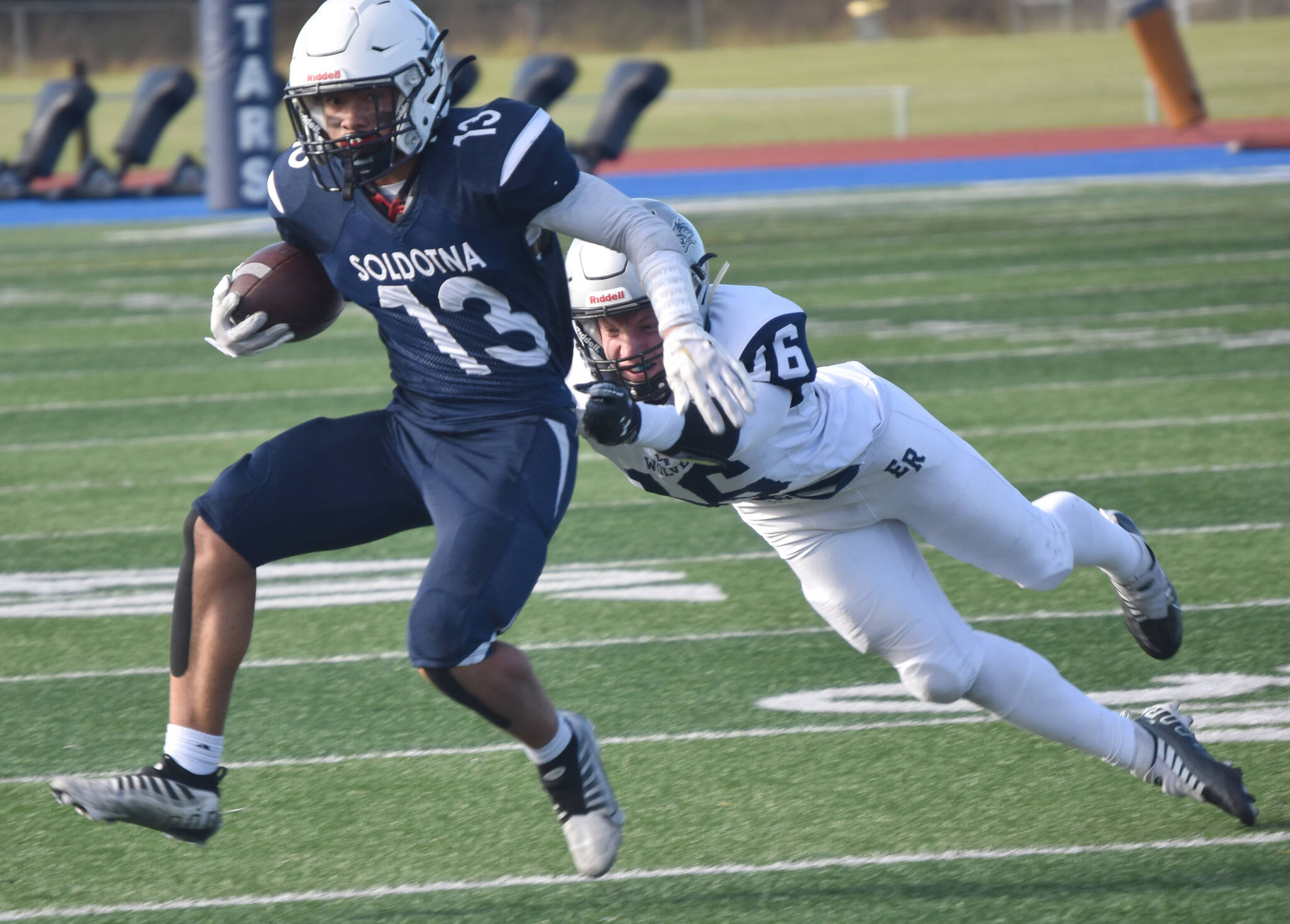 Soldotna’s Lokeni Wong breaks a tackle by Eagle River’s Matthew Watson on Saturday, Oct. 1, 2022, at Justin Maile Field at Soldotna High School in Soldotna, Alaska. (Photo by Jeff Helminiak/Peninsula Clarion)