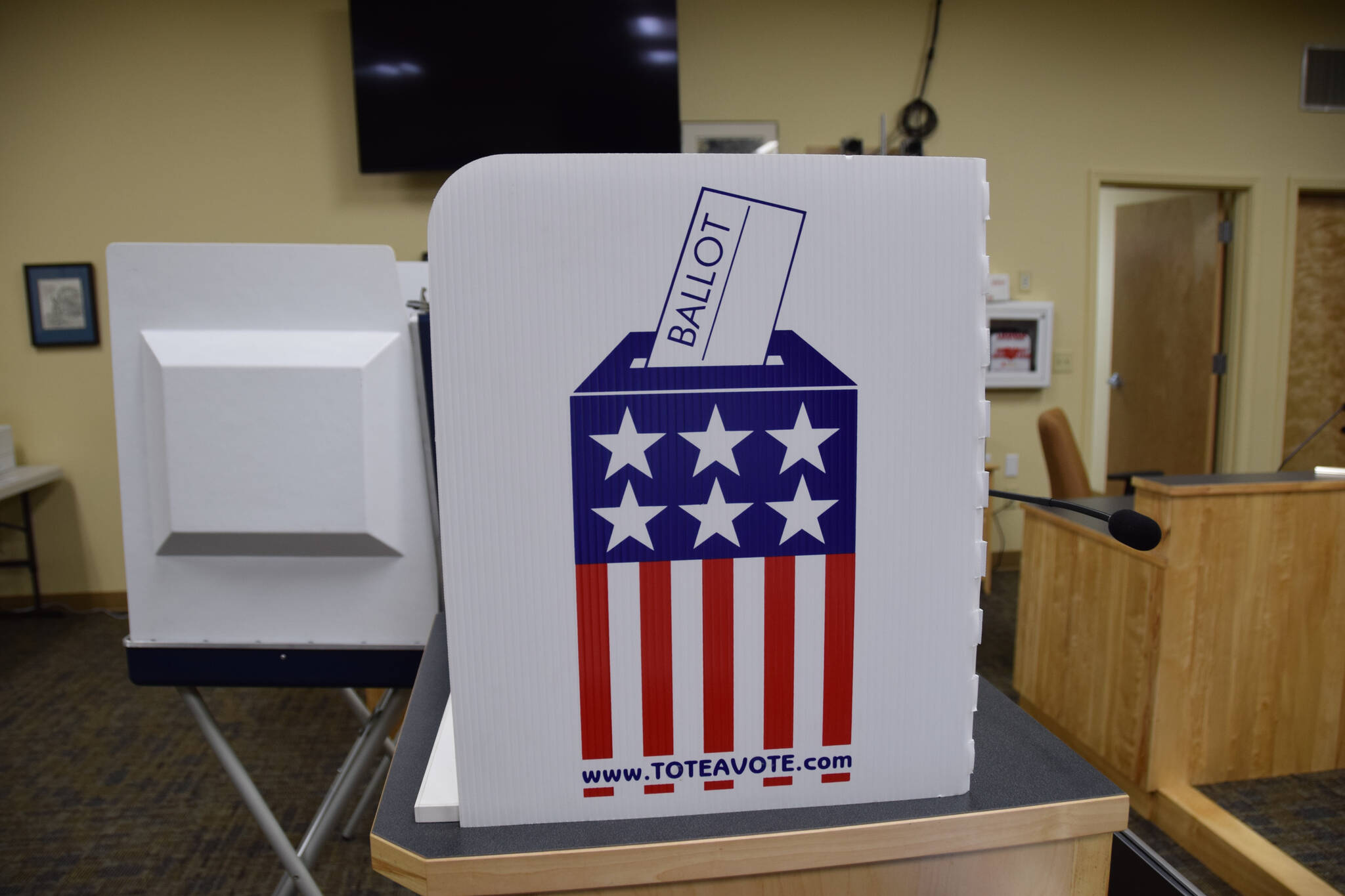 A voting booth for the Kenai Peninsula Borough and City of Homer elections at Cowles Council Chambers on Tuesday, Oct. 4, 2022, in Homer, Alaska. (Photo by Charlie Menke/ Homer News)