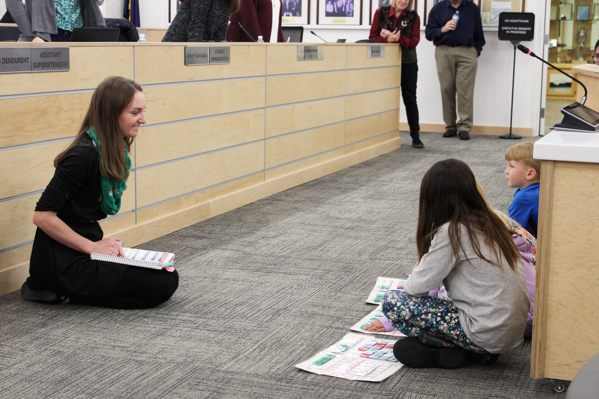 Mountain View Elementary School teacher Callie Giordano demonstrates with students “word building” with practices from the University of Florida Literacy Institute during a board of education meeting on Monday, Dec. 5, 2022, in Soldotna, Alaska. (Ashlyn O’Hara/Peninsula Clarion)