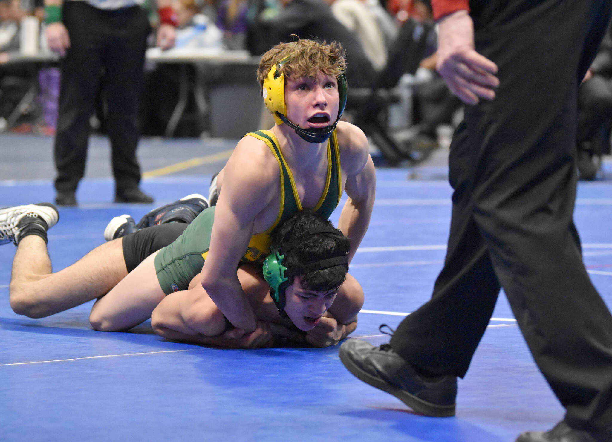 Seward’s Hunter Forshee-Kurtz defeats Delta’s Oran Brown for the Division II state title at 119 pounds Saturday, Dec. 18, 2022, at the state wrestling tournament at the Alaska Airlines Center in Anchorage, Alaska. (Photo by Jeff Helminiak/Peninsula Clarion)