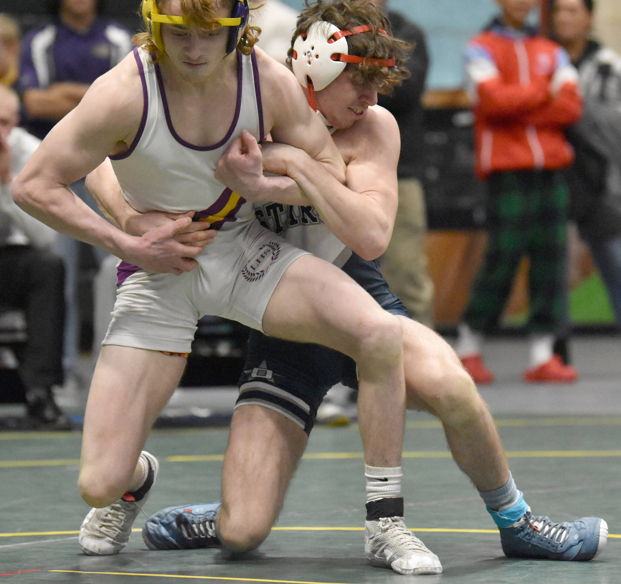 Soldotna’s Ezekiel Miller defeats Lathrop’s Riley Williams for the Division I state title at 125 pounds Saturday, Dec. 18, 2022, at the state wrestling tournament at the Alaska Airlines Center in Anchorage, Alaska. (Photo by Jeff Helminiak/Peninsula Clarion)