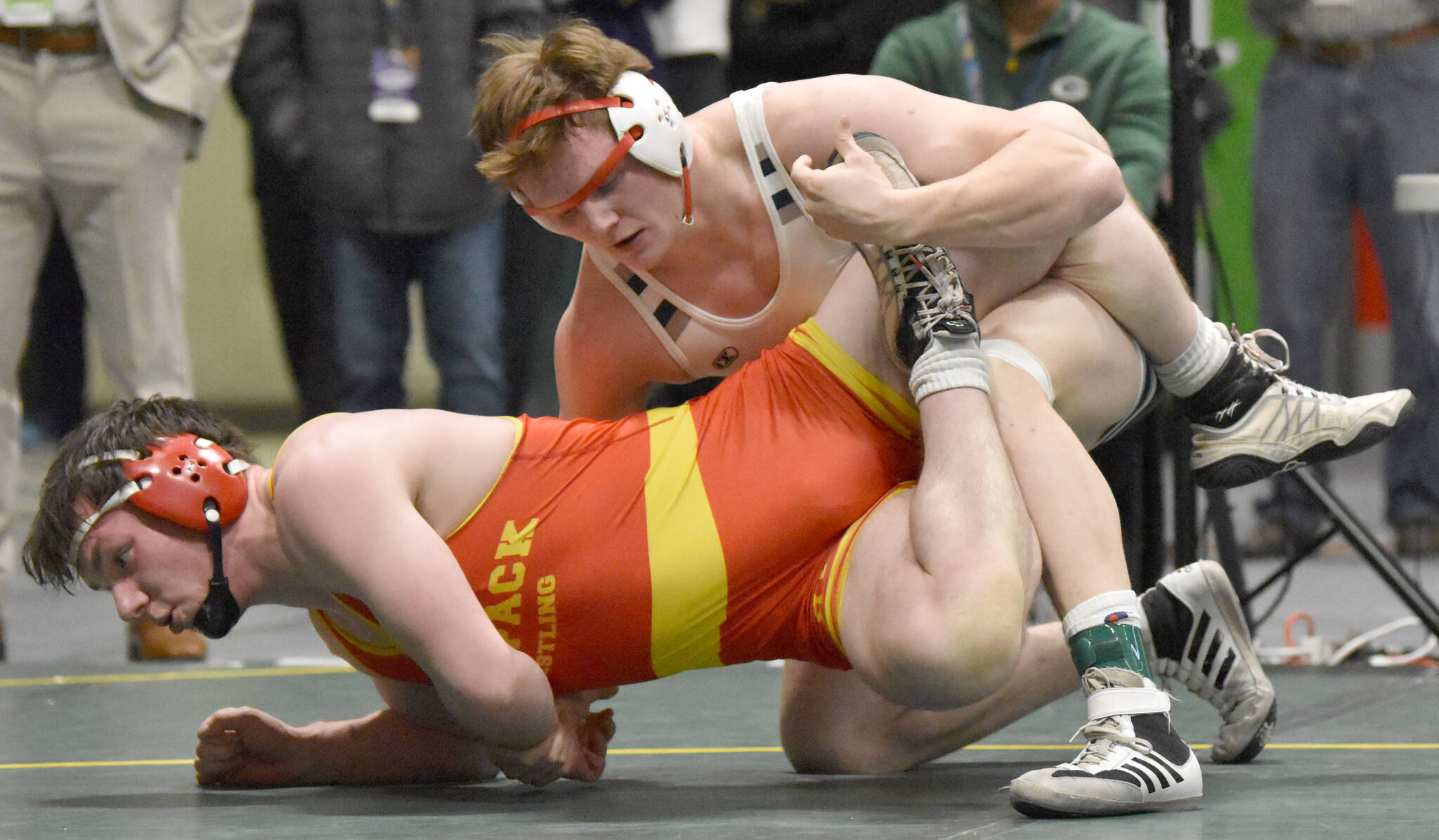 Soldotna’s Liam Babitt defeats West Valley’s Pete Macchione for the Division I state title at 215 pounds Saturday, Dec. 18, 2022, at the state wrestling tournament at the Alaska Airlines Center in Anchorage, Alaska. (Photo by Jeff Helminiak/Peninsula Clarion)