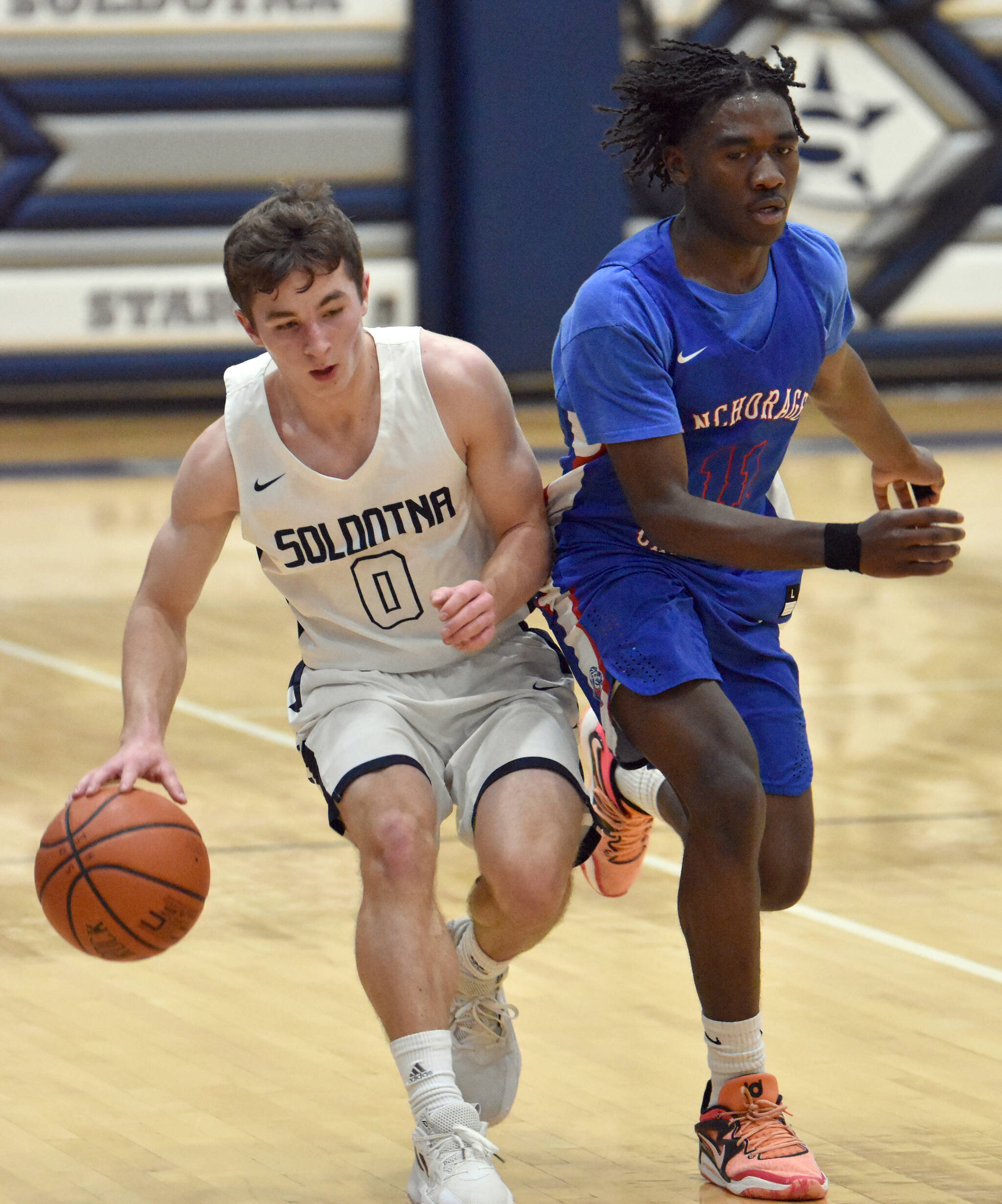 Soldotna’s Zac Buckbee brings the ball up under pressure from Darian Kwacho of Anchorage Christian Schools on Wednesday, Jan. 25, 2023, at Soldotna High School in Soldotna, Alaska. (Photo by Jeff Helminiak/Peninsula Clarion)