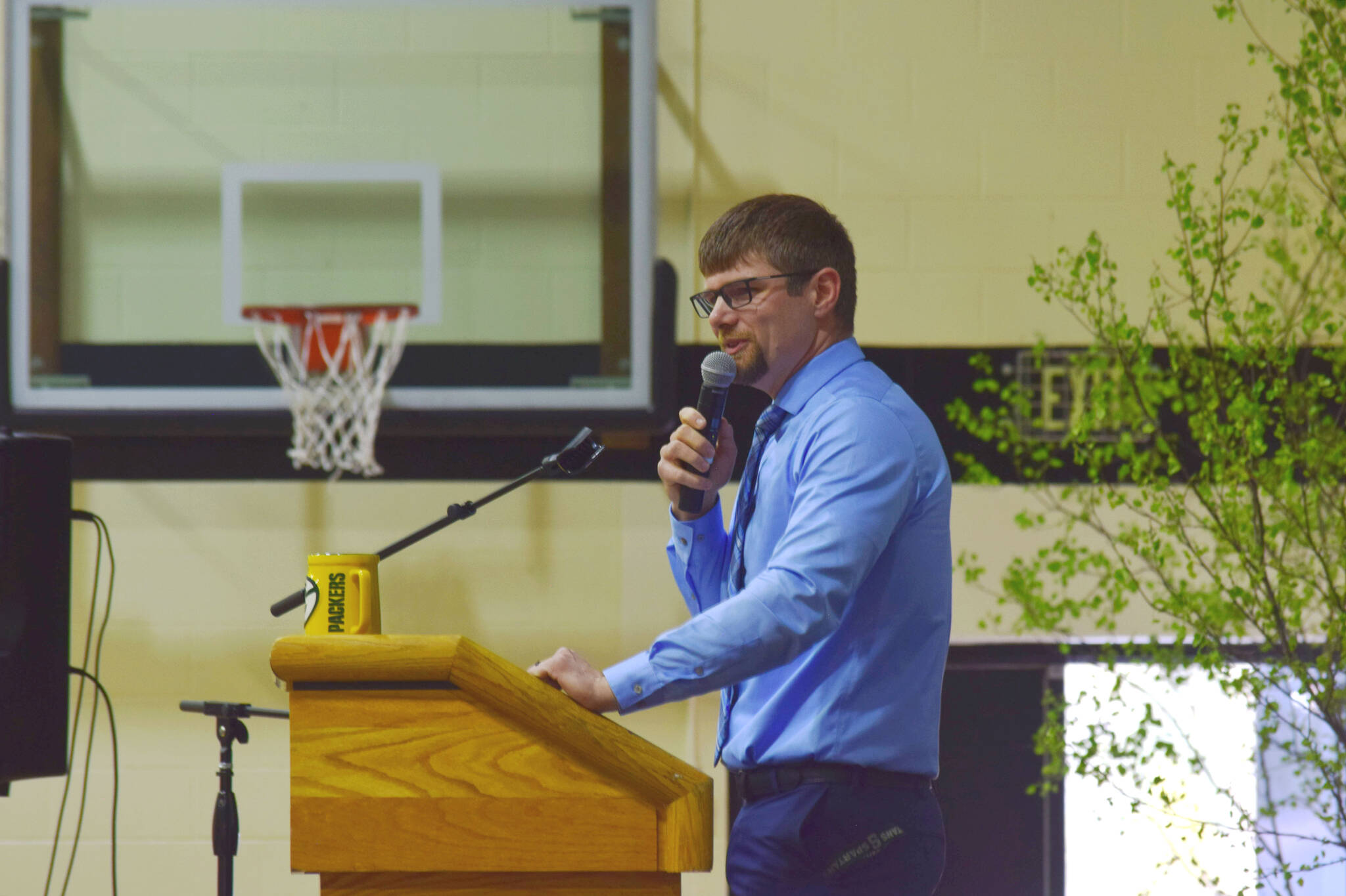 Nikiski Middle/High School teacher Jesse Bjorkman delivers a commencement address at the school’s 2022 commencement ceremony on Monday, May 16, 2022 in Nikiski, Alaska. (Ashlyn O’Hara/Peninsula Clarion)