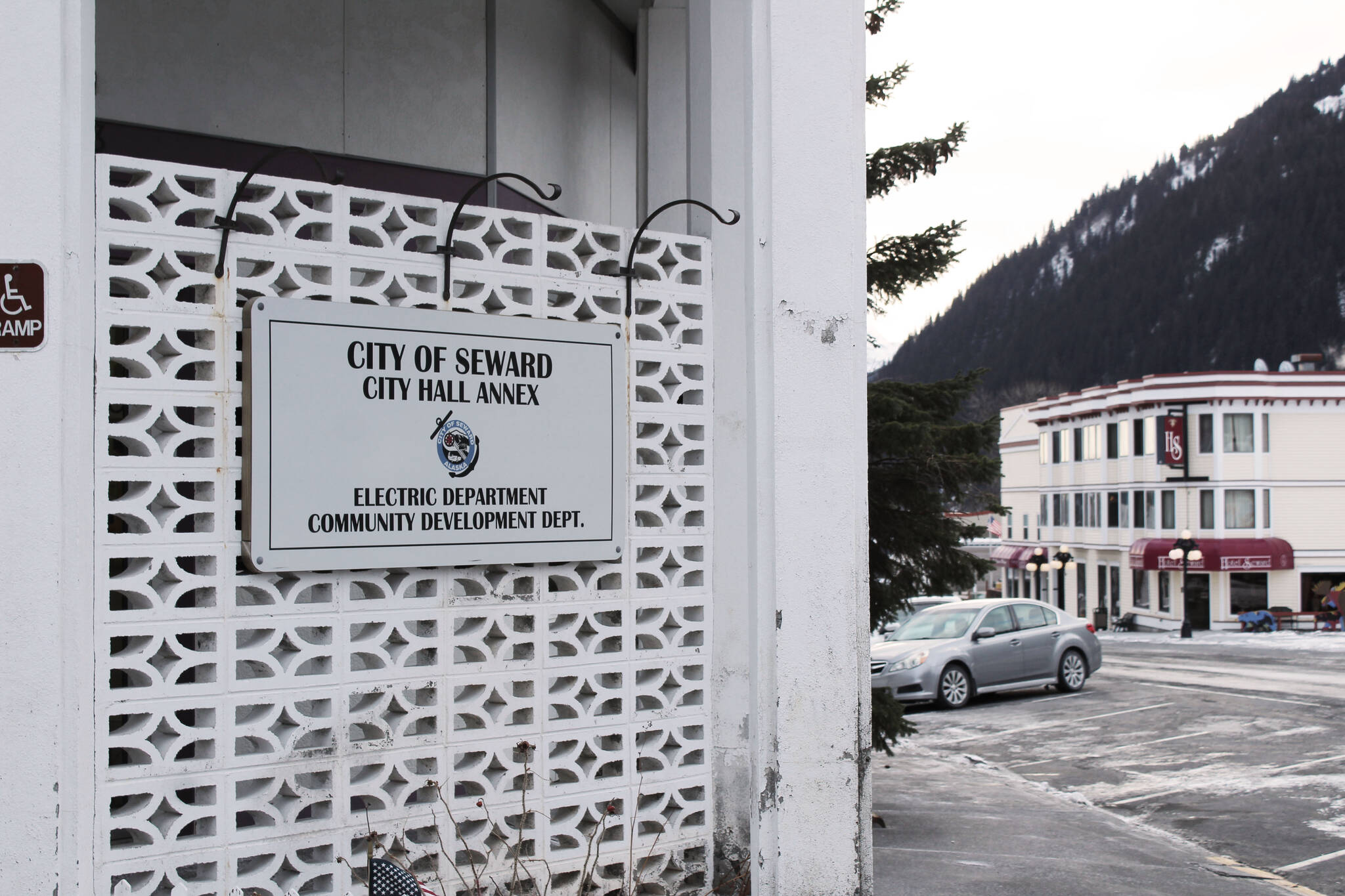 Signs direct visitors at the City of Seward's city hall annex on Sunday, Nov. 28, 2021 in Seward, Alaska. (Ashlyn O'Hara/Peninsula Clarion)