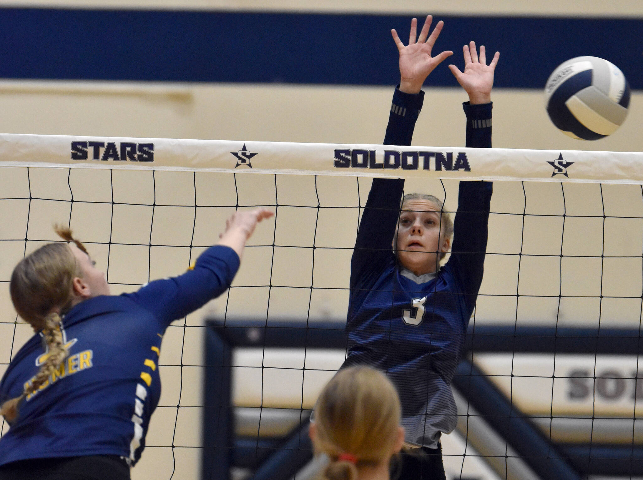 Soldotna’s Sarah Brown puts up a block on Homer’s Channing Lowney on Thursday, Sept. 7, 2023, at Soldotna High School in Soldotna, Alaska. (Photo by Jeff Helminiak/Peninsula Clarion)