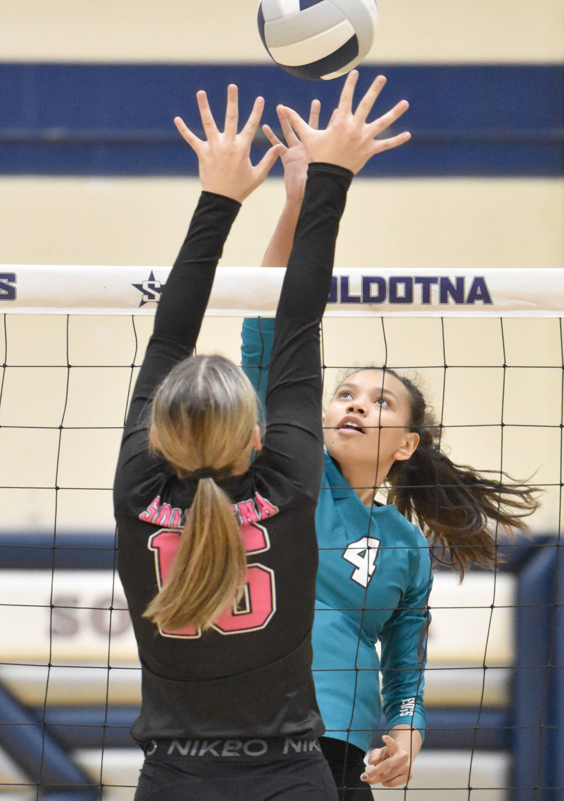 Nikiski’s Alexa Iyatunguk attacks against Soldotna’s Abygale Schaeffer on Thursday, Sept. 28, 2023, at Soldotna High School in Soldotna, Alaska. (Photo by Jeff Helminiak/Peninsula Clarion)