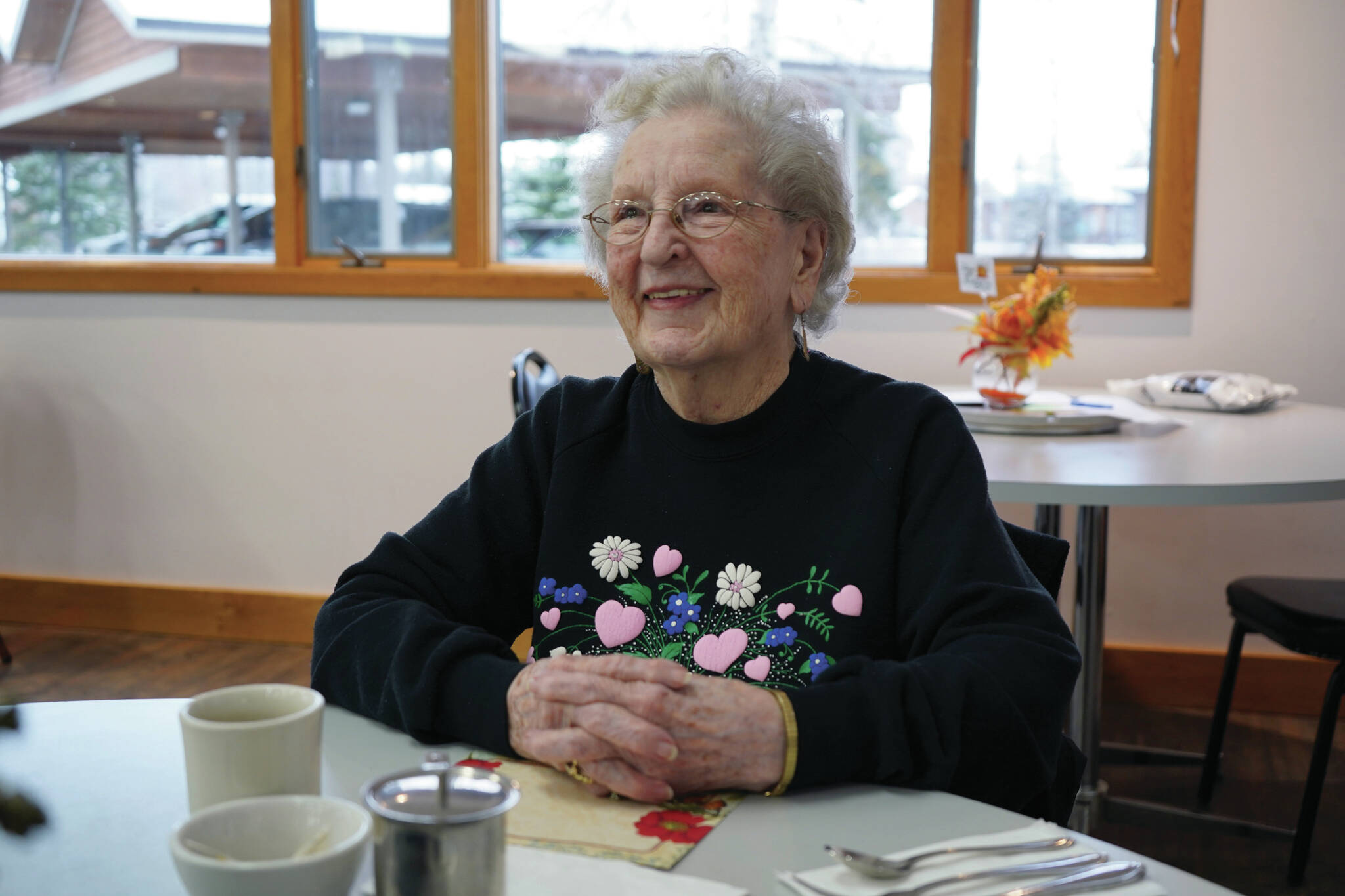 Jake Dye/Peninsula Clarion
Margarette Marsh sits to eat lunch and visit with friends at the Soldotna Senior Center on Monday.